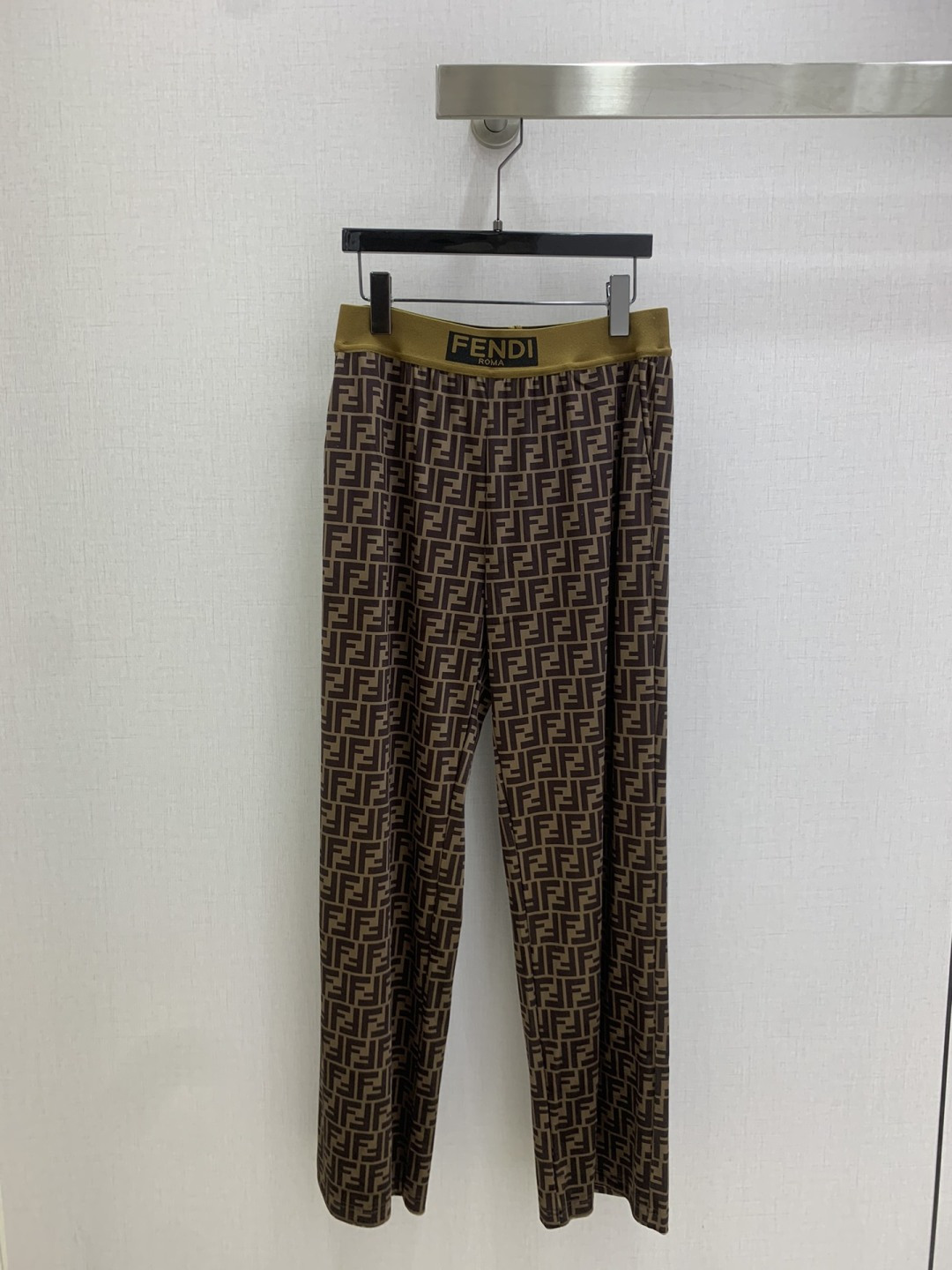 NO:507720,Highly recommended FEN*2025 early autumn new style, full-print webbing velvet presbyopia straight-leg trousers, fashionable and easy-to-wear walking casual pants, versatile style, high-end customization, comfortable fabric, casual and free!  The color is beautiful and the texture is good!  Retro and fashionable, you can control all kinds of figures!  One color SML code high quality ABC, fendi, alexander wang19860909强烈推荐 FEN*2025早秋新款 满印织带丝绒老花直筒长裤 时髦好穿度爆棚的行走的休闲裤 风格百搭 高级定制 舒适的面料 随性洒脱！不旦颜色美,质感也敲好！复古又时尚 各种身材都可以驾驭！一个色 SML码 高品质ABC,,fendi,alexander wang,Women's clothing