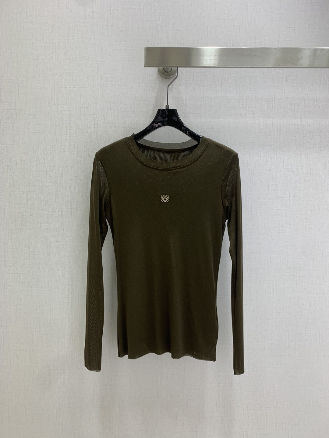 NO:507683,Highly recommended LOE*2025 early autumn new style, metal base long-sleeved top, delicate and soft texture, a classic age-reducing item!  The style is not picky about others and looks slim!  The perfect item that is a must-have for white and rich beauty. The texture is excellent and the workmanship is perfect!  Spot stock and grab big orders!  Three colors SML code high quality ABC, loewe, alexander wang19860909强烈推荐 LOE*2025早秋新款 金属打底长袖上衣 质感细腻软糯.经典减龄单品！版型不挑人上身巨显瘦！白富美必收的完美单品.质感超赞完美做工品质！现货开抢 大单子甩过来！三个色 SML码 高品质ABC,,loewe,alexander wang,Women's clothing