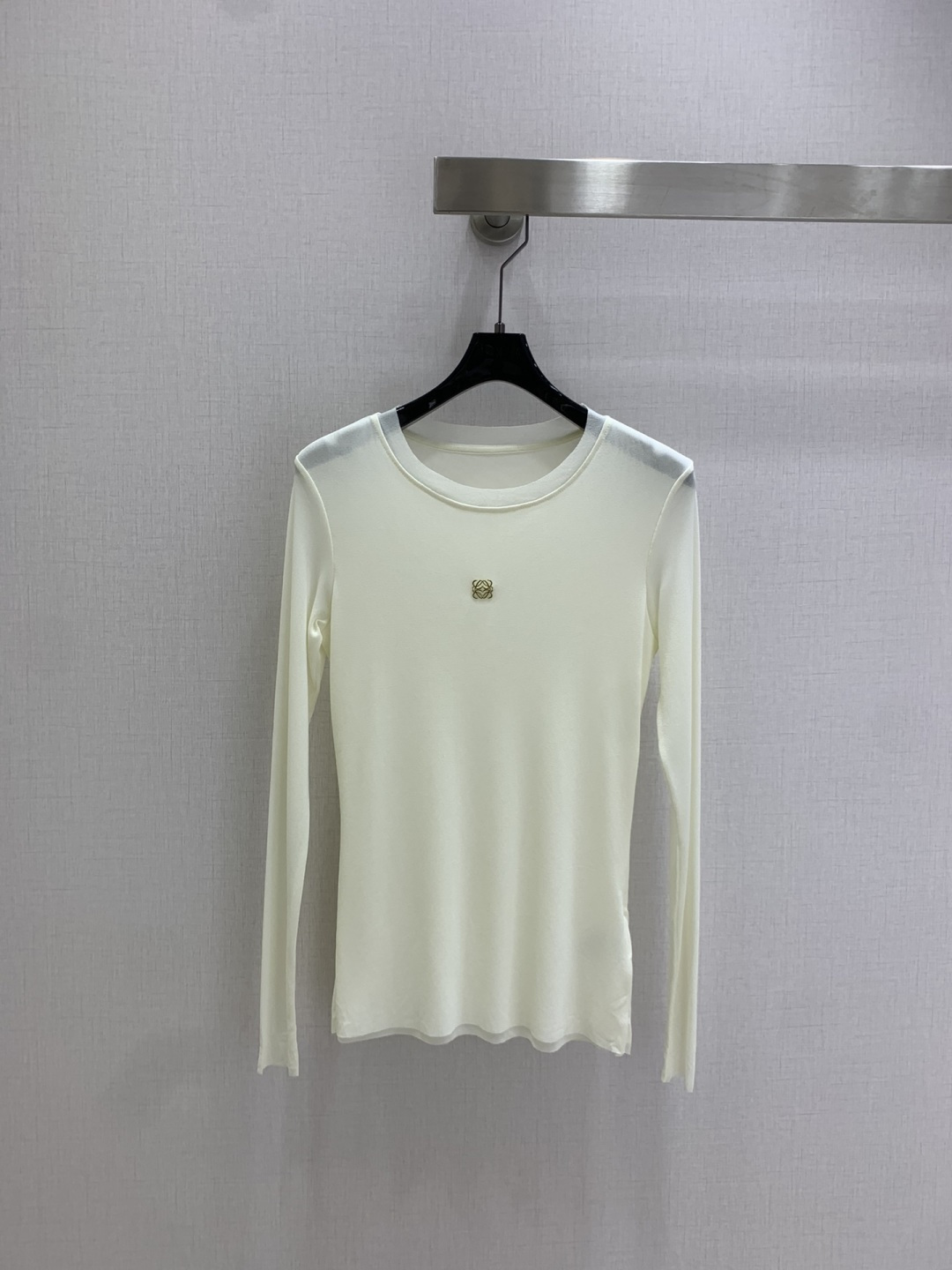 NO:507691,Highly recommended LOE*2025 early autumn new style, metal base long-sleeved top, delicate and soft texture, a classic age-reducing item!  The style is not picky about others and looks slim!  The perfect item that is a must-have for white and rich beauty. The texture is excellent and the workmanship is perfect!  Spot stock and grab big orders!  Three colors SML code high quality ABC, loewe, alexander wang19860909强烈推荐 LOE*2025早秋新款 金属打底长袖上衣 质感细腻软糯.经典减龄单品！版型不挑人上身巨显瘦！白富美必收的完美单品.质感超赞完美做工品质！现货开抢 大单子甩过来！三个色 SML码 高品质ABC,,loewe,alexander wang,Women's clothing