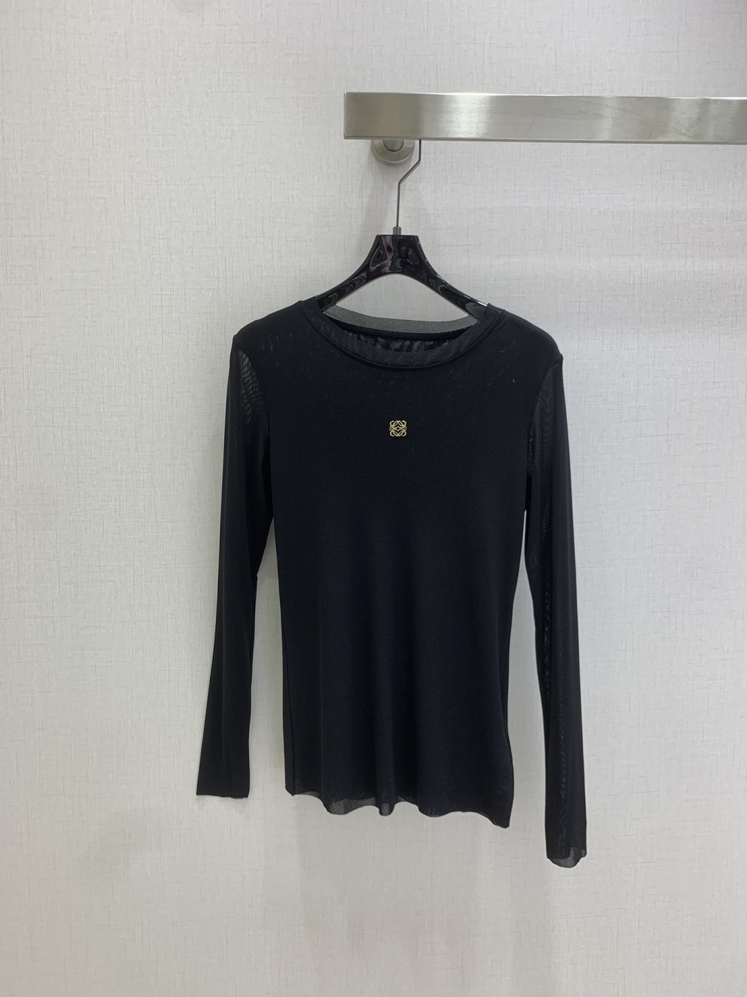 NO:507700,Highly recommended LOE*2025 early autumn new style, metal base long-sleeved top, delicate and soft texture, a classic age-reducing item!  The style is not picky about others and looks slim!  The perfect item that is a must-have for white and rich beauty. The texture is excellent and the workmanship is perfect!  Spot stock and grab big orders!  Three colors SML code high quality ABC, loewe, alexander wang19860909强烈推荐 LOE*2025早秋新款 金属打底长袖上衣 质感细腻软糯.经典减龄单品！版型不挑人上身巨显瘦！白富美必收的完美单品.质感超赞完美做工品质！现货开抢 大单子甩过来！三个色 SML码 高品质ABC,,loewe,alexander wang,Women's clothing