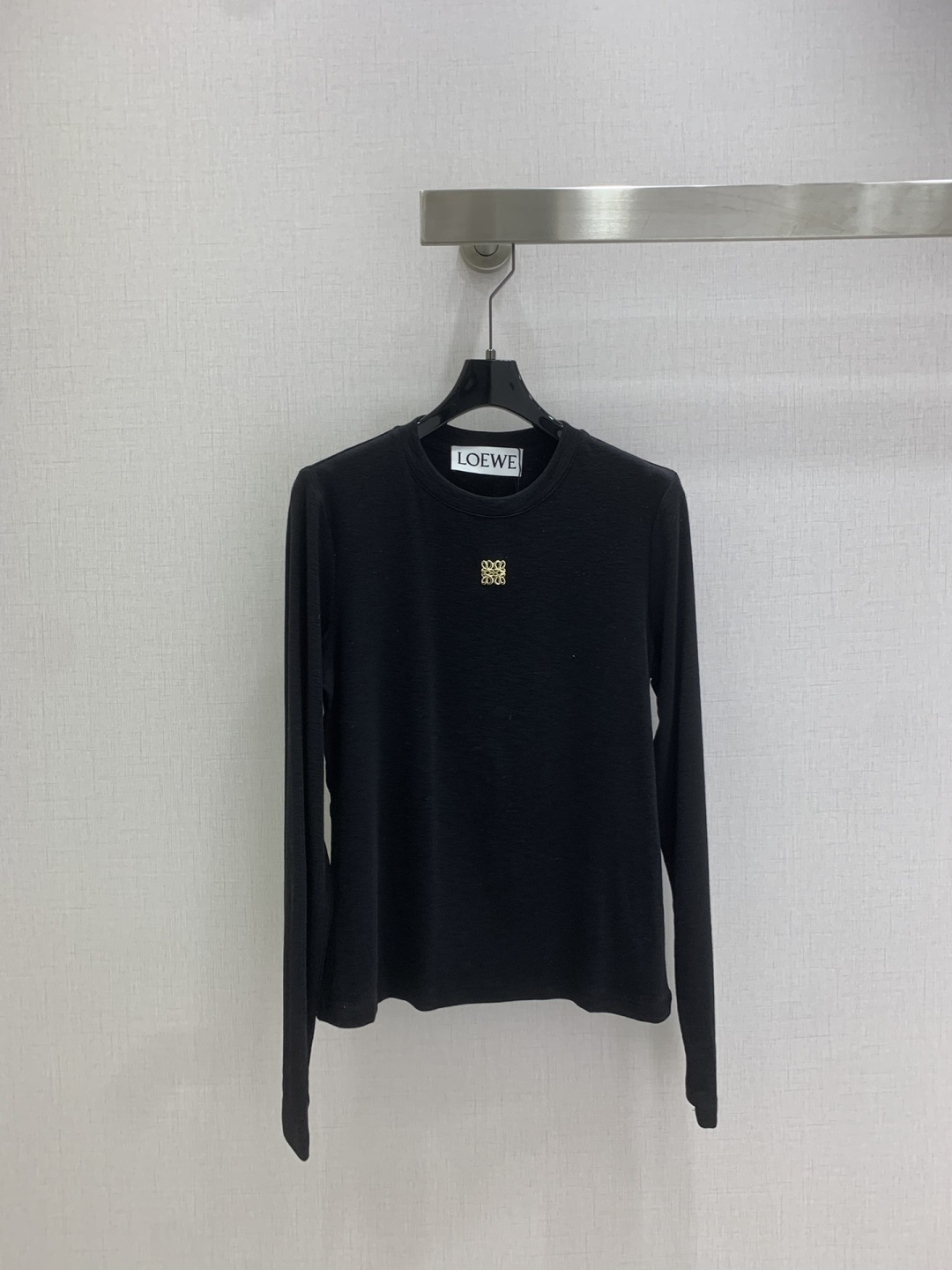 NO:517073,Highly recommended LOE* early autumn new style, round neck metal logo long-sleeved top, very high density and excellent feel, a really hard work style!  !  The details are perfect for regular style!  The upper body is not picky at all and is simple and generous, instantly improving the temperament. Recommended hot products, two colors, SML code, high-quality ABC,,loewe,alexander wang19860909强烈推荐 LOE*早秋新款 圆领金属logo长袖上衣 密度很高手感超好 真的费劲心血的一款！！细节完美常规版型！上身完全不挑人简单大方,瞬间提升气质 爆款推荐,两个色 SML码 高品质ABC,,loewe,alexander wang,Women's clothing