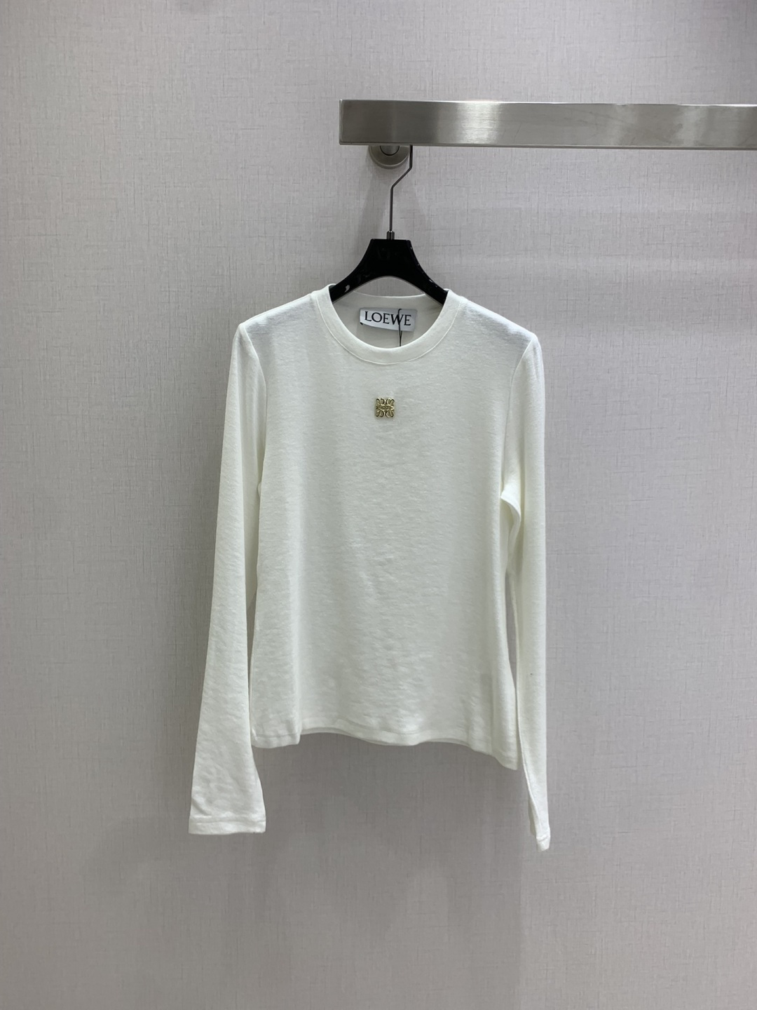 NO:517083,Highly recommended LOE* early autumn new style, round neck metal logo long-sleeved top, very high density and excellent feel, a really hard work style!  !  The details are perfect for regular style!  The upper body is not picky at all and is simple and generous, instantly improving the temperament. Recommended hot products, two colors, SML code, high-quality ABC,,loewe,alexander wang19860909强烈推荐 LOE*早秋新款 圆领金属logo长袖上衣 密度很高手感超好 真的费劲心血的一款！！细节完美常规版型！上身完全不挑人简单大方,瞬间提升气质 爆款推荐,两个色 SML码 高品质ABC,,loewe,alexander wang,Women's clothing