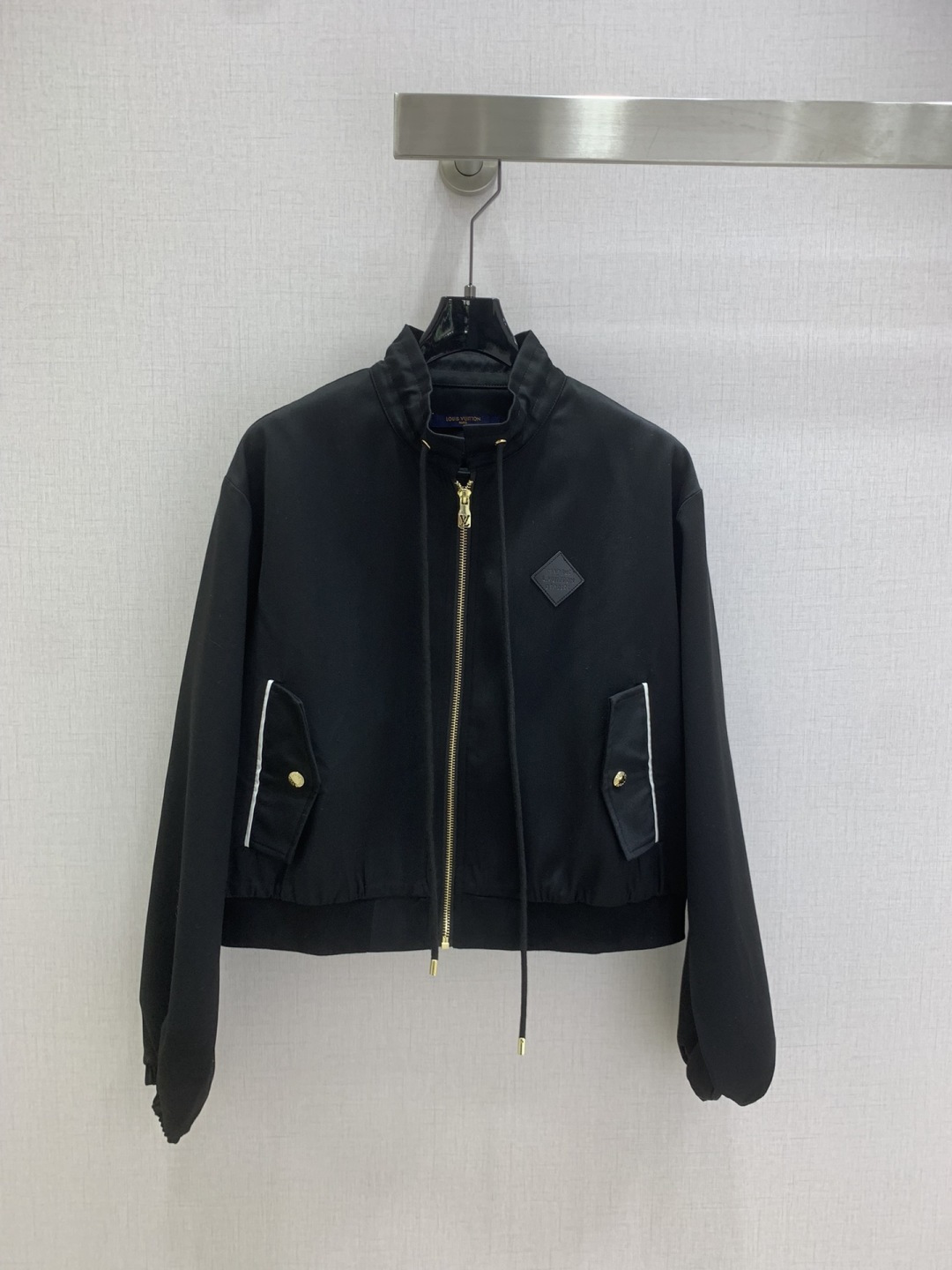 NO:517123,Highly recommended LV* early autumn new style, stand-up collar zipper jacket, classic and stylish, with its own aura, the fabric is very textured, fashionable and high-end, the color is super positive, the upper body looks white and slim, the series with a cool and handsome feeling, the upper body is full of aura, the length is just right, easy to control, two colors SML codes, high-quality ABC,,louis vuitton, jackets & coats,alexander wang19860909强烈推荐 LV*早秋新款 立领拉链外套 经典又有型 自带气场 面料质感很奈斯 时髦又高级 颜色超级正 上身显白又显瘦 自带酷帅感的系列 走路都带风上身气场全开 长度恰到好处 轻松驾驭 两个色SML码 高品质ABC,,louis vuitton,jackets & coats,alexander wang,Women's clothing