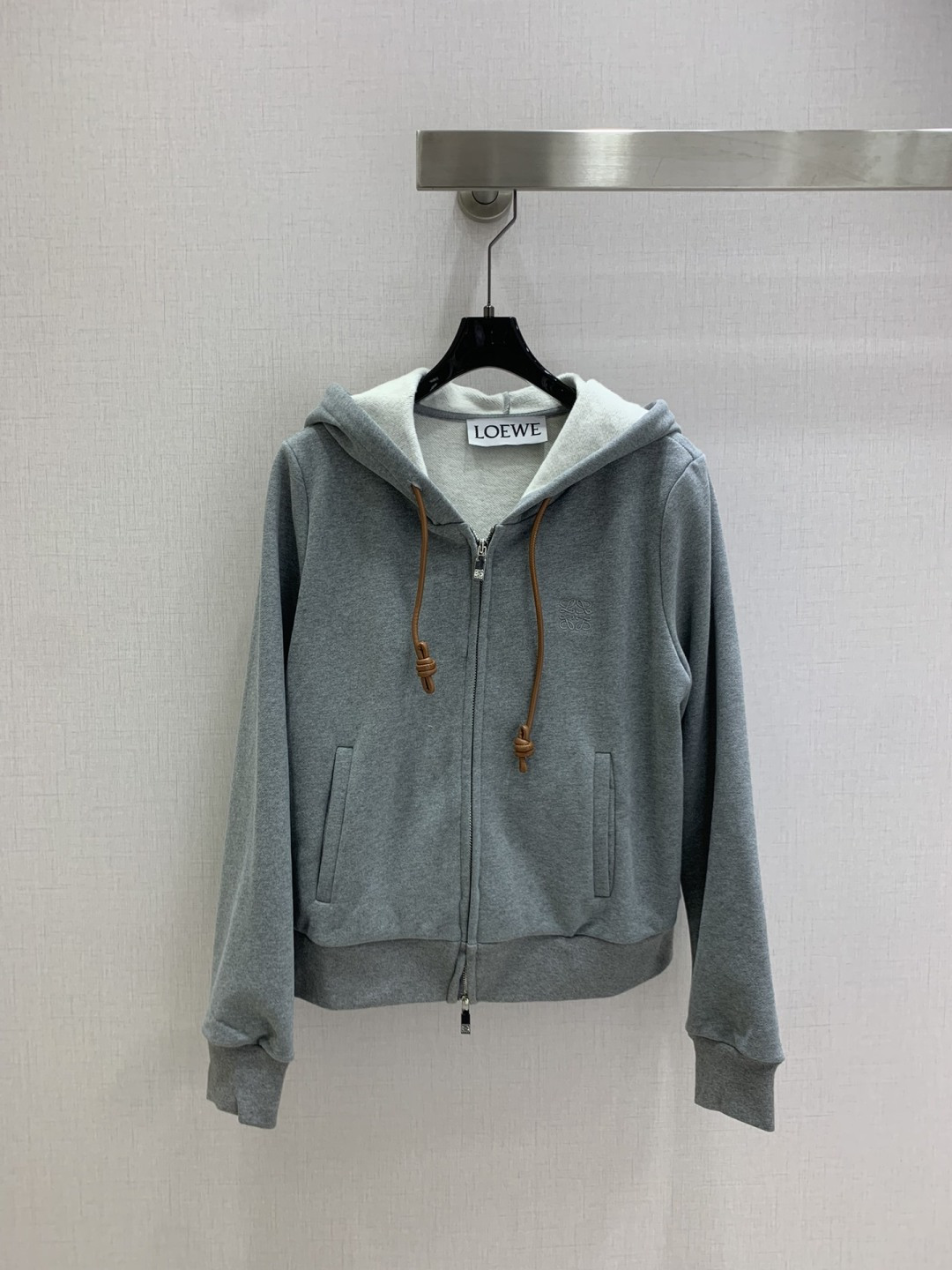 NO:517101,Highly recommended LOE* early autumn new style embroidered hooded zipper jacket high-end production!  Clean and neat tailoring, online details, simple design without losing the sense of fashion, with the effect of adjusting body proportions, fashionable and advanced, showing the style of INS bloggers!  Easy-going and handsome, customized fabrics, practical and texture coexist!  Little fairies!  Hurry up and take action!  Two colors SML code high quality ABC, loewe, jackets & coats,hats,alexander wang19860909强烈推荐 LOE*早秋新款 刺绣连帽拉链外套 高版出品！干净利落的剪裁 细节在线 设计简约又不失时髦感 自带调节身材比例的功效 时髦高级 尽显INS博主风！随性又帅气 定制面料 实穿与质感并存！小仙女们！赶行动起来吧！两个色 SML码 高品质ABC,,loewe,jackets & coats,hats,alexander wang,Women's clothing