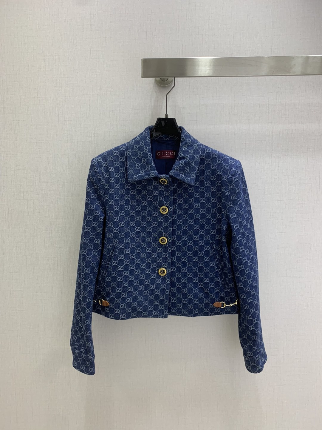 NO:517111,Highly recommended GUC* early autumn new model, lapel denim old-fashioned jacket, high-end product~ Super fashionable new denim jeans, fermented and washed individual tone, cool and cool. Customized high-quality twill cotton-washed denim fabric, with delicate texture and natural cotton, with both bone-skinned and soft, fermented and washed colors that are not picky about people, super beautiful!  The details are super good, new products are unboxed and bought in stock. One color SML code. High-quality AB, gucci, jackets & coats, alexander wang19860909强烈推荐 GUC*早秋新款 翻领牛仔老花外套 高版出品~超时髦新款丹宁牛仔 酵洗个性色调上身又酷又飒爽 采用定制高品质斜纹棉质水洗牛仔面料,纹理细腻,棉感自然,既有筋骨感又不失柔软,酵洗色不挑人的经典色,超级漂亮！细节做工超级好,新品现货开箱开抢 一个色 SML码 高品质AB,,gucci,jackets & coats,alexander wang,Women's clothing