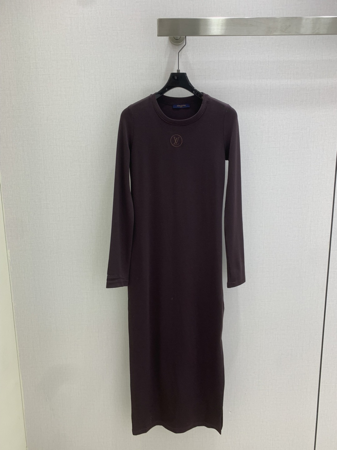 NO:517122,Highly recommended LV* new style with embroidered slit long-sleeved dress with high density and excellent feel. It is a really hard work style!  !  Very similarity, perfectly detailed and regular style!  The upper body is not picky at all and is simple and generous, instantly improving temperament. Recommended hot products, three colors, SML code, high-quality ABC,,louis vuitton, skirts,alexander wang19860909强烈推荐 LV*早秋新款 刺绣开衩长袖连衣裙 密度很高手感超好 真的费劲心血的一款！！相似度极高 细节完美常规版型！上身完全不挑人简单大方,瞬间提升气质 爆款推荐,三个色 SML码 高品质ABC,,louis vuitton,skirts,alexander wang,Women's clothing