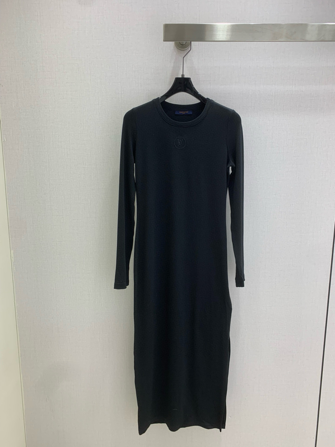 NO:517132,Highly recommended LV* new style with embroidered slit long-sleeved dress with high density and excellent feel. It is a really hard work style!  !  Very similarity, perfect regular style for details!  The upper body is not picky at all and is simple and generous, instantly improving temperament. Recommended hot products, three colors, SML code, high-quality ABC,,louis vuitton, skirts,alexander wang19860909强烈推荐 LV*早秋新款 刺绣开衩长袖连衣裙 密度很高手感超好 真的费劲心血的一款！！相似度极高 细节完美常规版型！上身完全不挑人简单大方,瞬间提升气质 爆款推荐,三个色 SML码 高品质ABC,,louis vuitton,skirts,alexander wang,Women's clothing