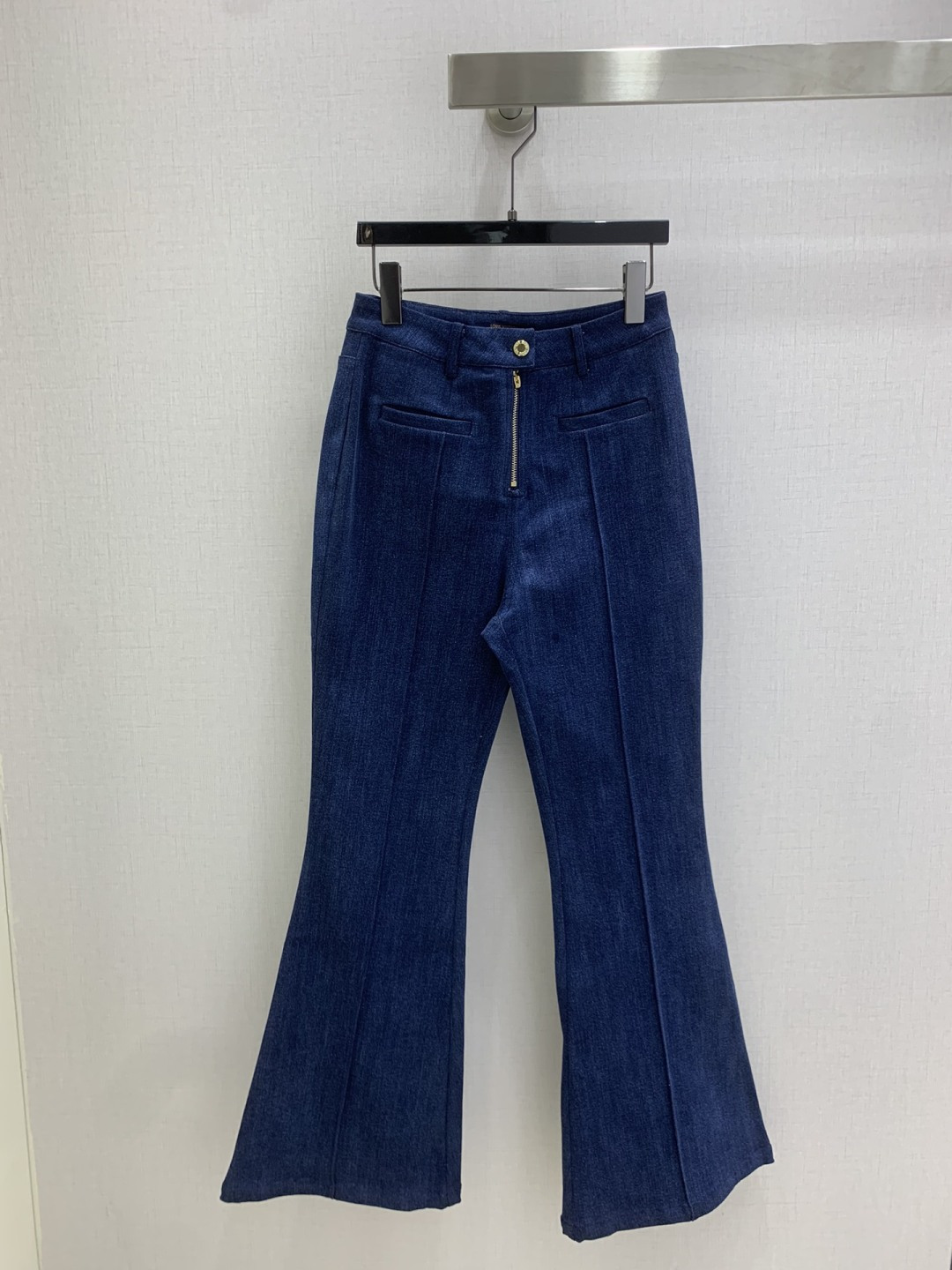 NO:517104,Highly recommended LV* early autumn new style, micro-flare denim trousers, three-dimensional cut, all-round exquisite celebrity outfit, super cover flesh to make slimming, super pull-up leg proportion, great matching items, simple, refreshing and fashionable, elegant and fashionable, huge and versatile, very beautiful colors, high-end fabric and texture, essential for dates and shopping, one color, SML code, high-quality ABC,,louis vuitton,alexander wang19860909强烈推荐 LV*早秋新款 微喇牛仔长裤 整件立体剪裁 全方位精致做明星穿搭 上身超级遮肉显瘦 超拉腿部比例 巨好搭配的单品 简简单单 穿出清爽时髦的高级感 日常优雅又时髦巨百搭 颜色很好看 面料高级又有质感 约会逛街必备 一个色 SML码 高品质ABC,,louis vuitton,alexander wang,Women's clothing