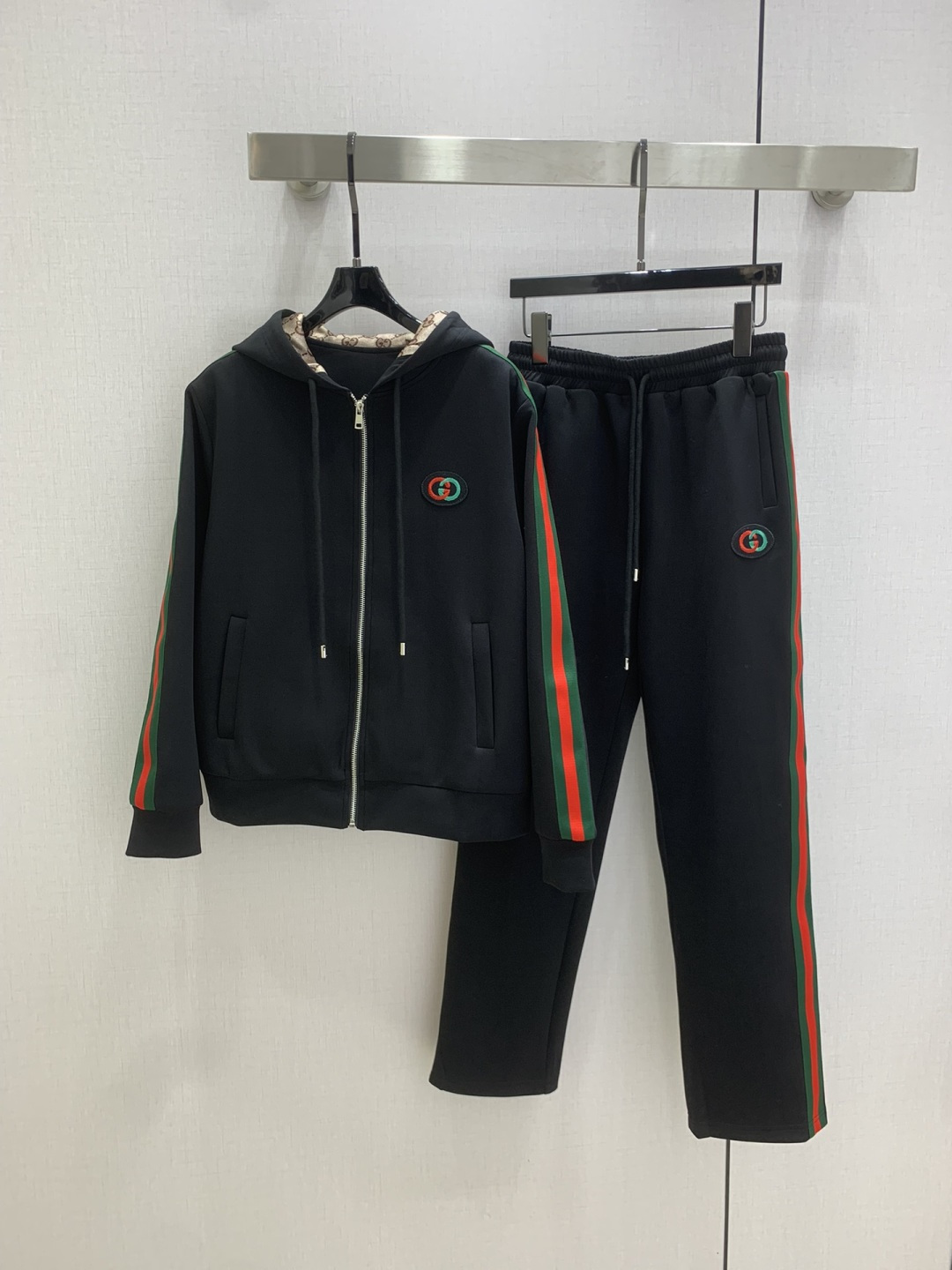 NO:517162,Highly recommended GUC* early autumn new style hooded spliced ​​trousers set, which makes the upper body look slimmer and enhances the fashionableness, and is an elegant and elegant item. A must-have for the wardrobe!  Workmanship quality depends on details. Two colors SML code high-quality ABC, gucci, hats, alexander wang19860909强烈推荐 GUC*早秋新款 连帽拼接长裤套装 上身显瘦又提升时髦度,优雅气质单品.衣橱必备！做工品质看细节.两个色 SML码 高品质ABC,,gucci,hats,alexander wang,Women's clothing