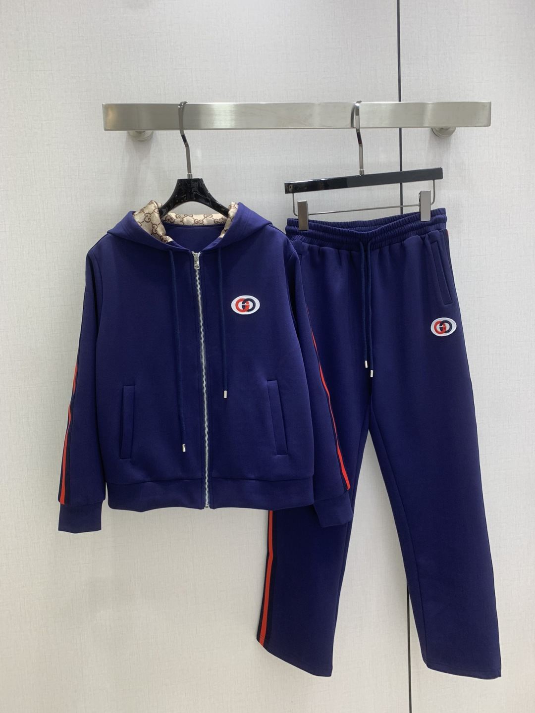 NO:517172,Highly recommended GUC* early autumn new style hooded spliced ​​trousers set, which makes the upper body look slimmer and enhances the fashionableness, and is an elegant and elegant item. A must-have for the wardrobe!  Workmanship quality depends on details. Two colors SML code high-quality ABC, gucci, hats, alexander wang19860909强烈推荐 GUC*早秋新款 连帽拼接长裤套装 上身显瘦又提升时髦度,优雅气质单品.衣橱必备！做工品质看细节.两个色 SML码 高品质ABC,,gucci,hats,alexander wang,Women's clothing