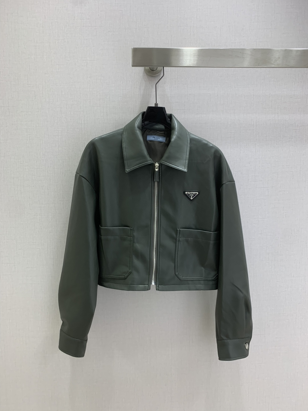 NO:517121,Highly recommended PRA* early autumn new style, pocket jacket, PU protein leather, fashionable and handsome, high-end production!  Very unique taste and personality classic style design is simple and elegant. Unique craftsmanship adds exquisiteness and delicate. Two colors. SML code. High-quality ABC,,prada,jackets & coats,jackets & coats,alexander wang.19860909强烈推荐 PRA*早秋新款 口袋夹克外套 PU蛋白皮 时尚帅气 高版出品！很独特的品味与个性经典款版型设计简洁而优雅 独特的工艺 多了一份精致与细腻 两个色 SML码 高品质ABC,,prada,jackets & coats,jackets & coats,alexander wang,Women's clothing