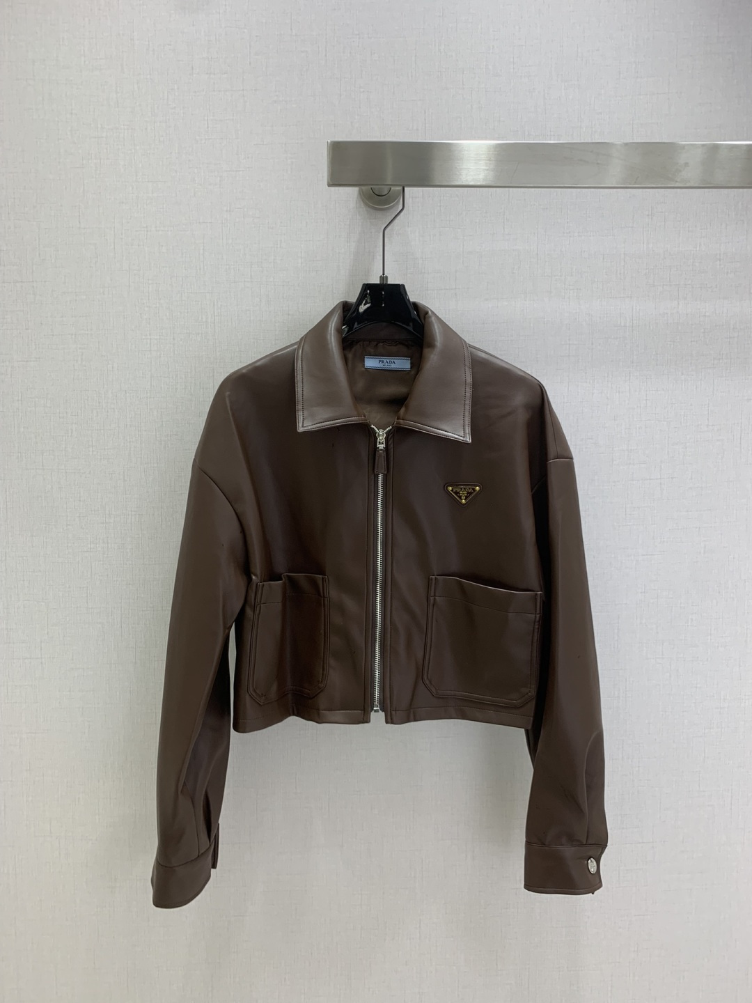 NO:517131,Highly recommended PRA* early autumn new style, pocket jacket, PU protein leather, fashionable and handsome, high-end production!  Very unique taste and personality classic style design is simple and elegant. Unique craftsmanship adds exquisiteness and delicate. Two colors. SML code. High-quality ABC,,prada,jackets & coats,jackets & coats,alexander wang.19860909强烈推荐 PRA*早秋新款 口袋夹克外套 PU蛋白皮 时尚帅气 高版出品！很独特的品味与个性经典款版型设计简洁而优雅 独特的工艺 多了一份精致与细腻 两个色 SML码 高品质ABC,,prada,jackets & coats,jackets & coats,alexander wang,Women's clothing