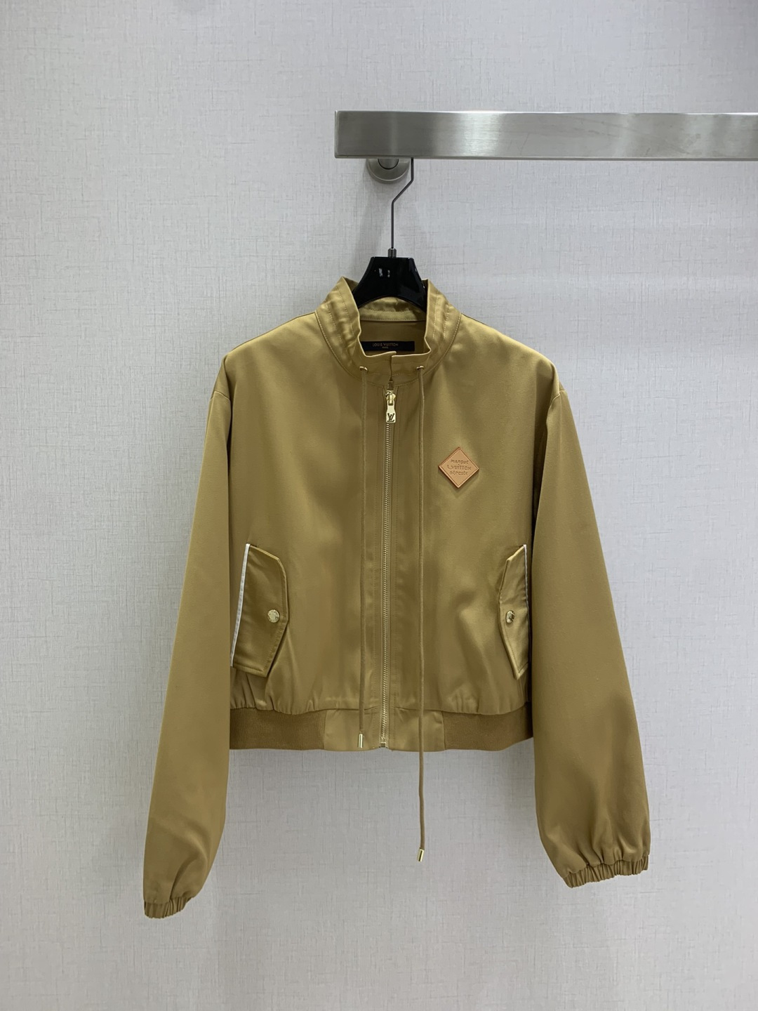 NO:517114,Highly recommended LV* early autumn new style, stand-up collar zipper jacket, classic and stylish, with its own aura, the fabric is very textured, fashionable and high-end, the color is super positive, the upper body looks white and slim, the series with a cool and handsome feeling, the upper body is full of aura, the length is just right, easy to control, two colors SML codes, high-quality ABC,,louis vuitton, jackets & coats,alexander wang19860909强烈推荐 LV*早秋新款 立领拉链外套 经典又有型 自带气场 面料质感很奈斯 时髦又高级 颜色超级正 上身显白又显瘦 自带酷帅感的系列 走路都带风上身气场全开 长度恰到好处 轻松驾驭 两个色SML码 高品质ABC,,louis vuitton,jackets & coats,alexander wang,Women's clothing