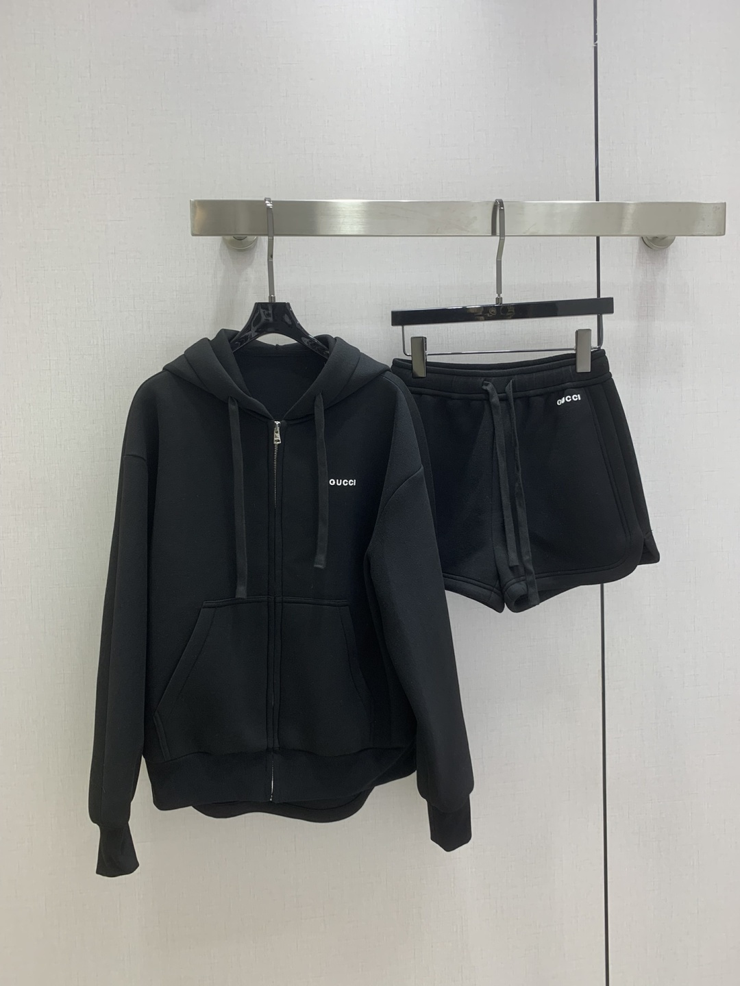 NO:517102,Highly recommended GUC* early autumn new style hooded embroidered shorts suit extremely comfortable. There is no reason to reject it. Ke AKI Sa's style, everyday commuting wear is very OK, not picky about occasions. The design is unique, the sense of layering is richer, and the small details are too important. One color SMLXL code high-quality ABC, gucci, shorts, hats, alexander wang19860909强烈推荐 GUC*早秋新款 连帽刺绣短裤套装 舒适度极强 没有理由可以拒绝它.可A可飒的风格,日常通勤穿什么的都是很OK的,不挑场合的.设计独特 层次感更加丰富,满满小细节太加分了 一个色 SMLXL码 高品质ABC,,gucci,shorts,hats,alexander wang,Women's clothing