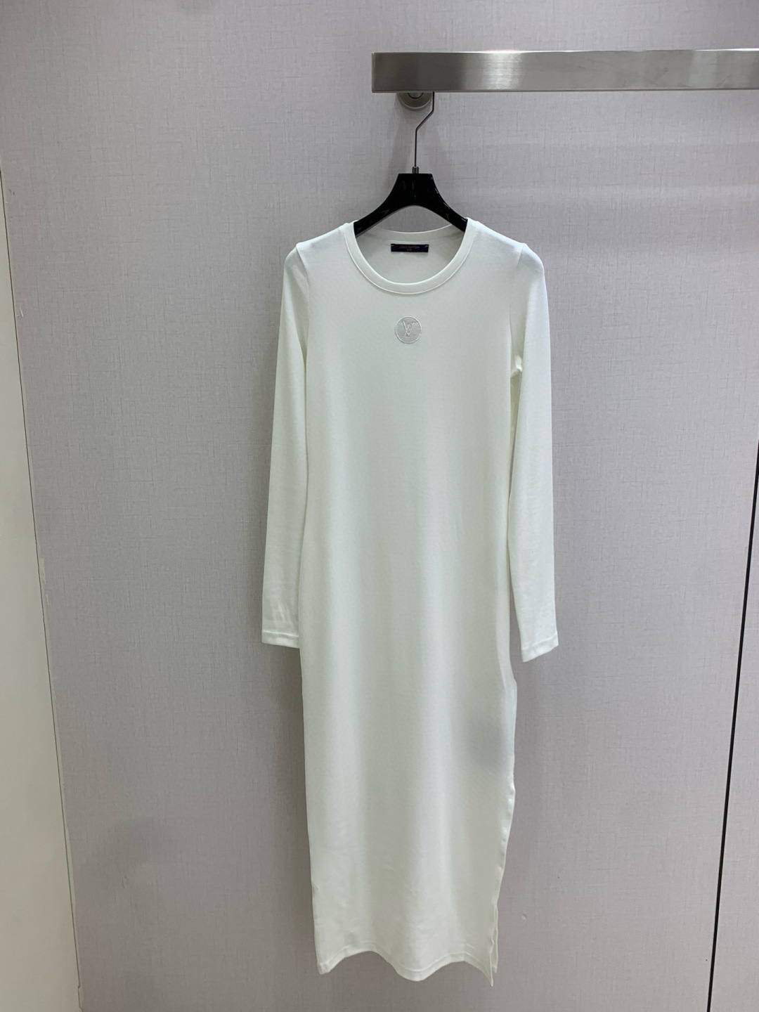 NO:517113,Highly recommended LV* new style with embroidered slit long-sleeved dress with high density and excellent feel. It is a really hard work style!  !  Very similarity, perfectly detailed and regular style!  The upper body is not picky at all and is simple and generous, instantly improving temperament. Recommended hot products, three colors, SML code, high-quality ABC,,louis vuitton, skirts,alexander wang19860909强烈推荐 LV*早秋新款 刺绣开衩长袖连衣裙 密度很高手感超好 真的费劲心血的一款！！相似度极高 细节完美常规版型！上身完全不挑人简单大方,瞬间提升气质 爆款推荐,三个色 SML码 高品质ABC,,louis vuitton,skirts,alexander wang,Women's clothing