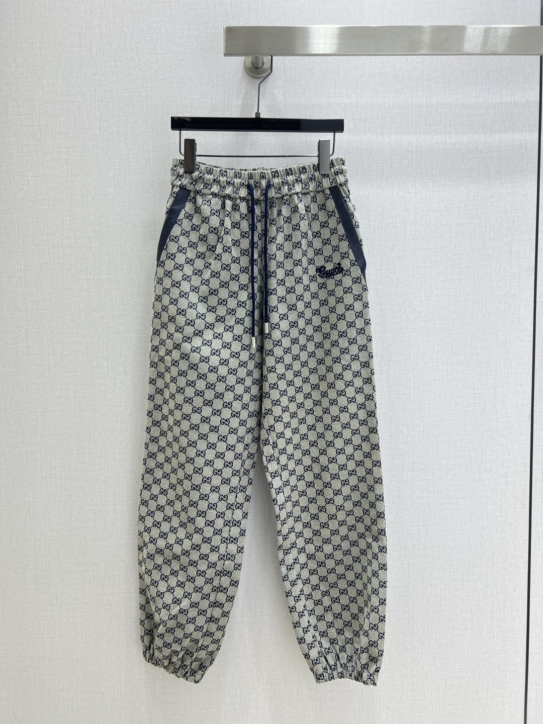 NO:517141,Highly recommended GUC* early autumn new style, jacquard drawstring trousers, three-dimensional cut, all-round exquisite celebrity outfit, super cover flesh to make slimming, super pull-up leg proportion, great matching items, simple, refreshing and fashionable, elegant and fashionable, huge and versatile, very beautiful colors, high-end fabric and texture, essential for dates and shopping, one color, SML code, high-quality ABC,, gucci, alexander wang19860909强烈推荐 GUC*早秋新款 提花抽绳束脚长裤 整件立体剪裁 全方位精致做明星穿搭 上身超级遮肉显瘦 超拉腿部比例 巨好搭配的单品 简简单单 穿出清爽时髦的高级感 日常优雅又时髦巨百搭 颜色很好看 面料高级又有质感 约会逛街必备 一个色 SML码 高品质ABC,,gucci,alexander wang,Women's clothing