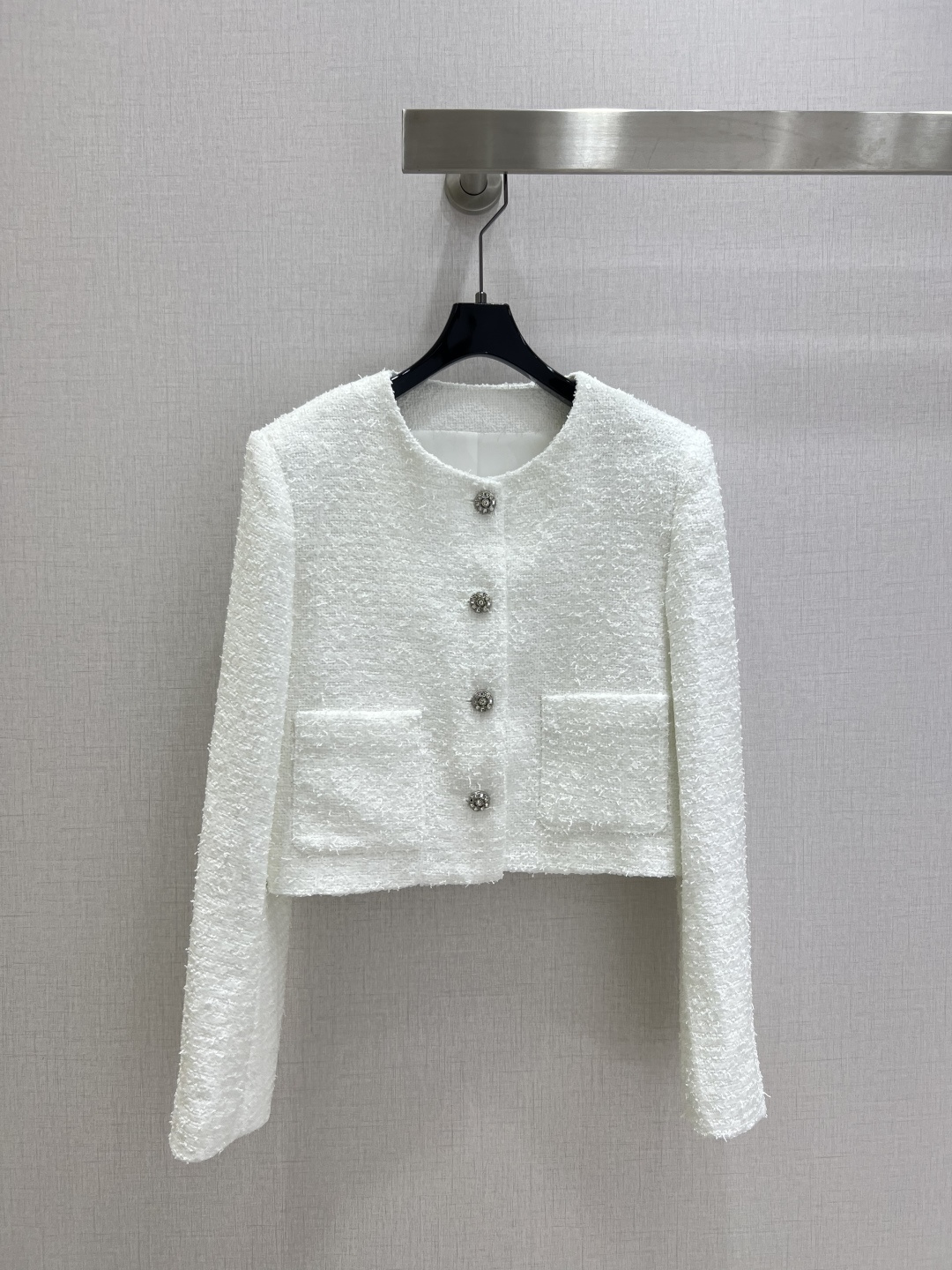 NO:535888,Highly recommended CHA*2025 early autumn new style, sequin round neck jacket, the style is relatively unscrupulous, the tailoring that coexists with tightness and slackness, the woven fabric is elegant and exquisite, the box-shaped style is tailored with three-dimensional upper body, the items that are needed all year round, the age-reducing girlish style is elegant and charming, one color, SML code, high-quality ABC,, jackets & coats, alexander wang19860909强烈推荐 CHA*2025早秋新款 亮片圆领外套 版型是比较不挑人的 紧俏和松弛感并存的剪裁 采用编织面料优雅精致 箱型版型剪裁上身很有立体感 一年四季都搭配需要的单品 减龄少女风优雅气质又迷人 一个色 SML码 高品质ABC,,jackets & coats,alexander wang,Women's clothing