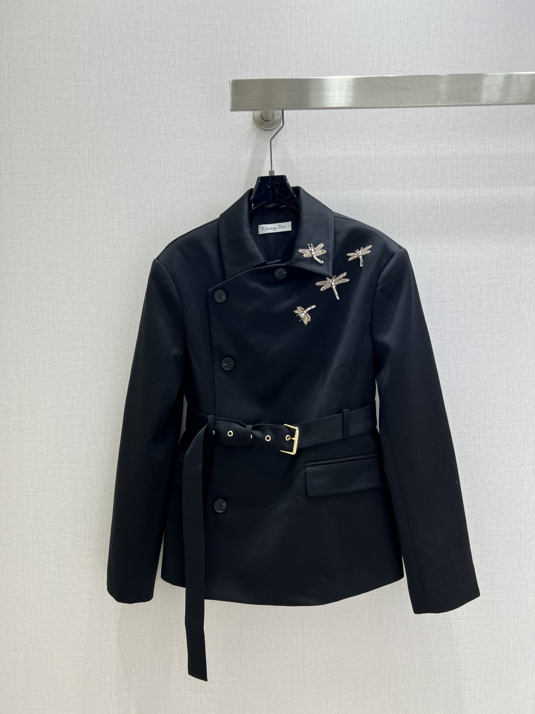 NO:534810,Highly recommended DIO*2025 early autumn new style, embroidered diamond dragonfly suit jacket, very high-end imported texture, carefully look at the details, the upper body is very cool, clean and elegant, improve temperament~~ completely according to the level of high-quality ready-to-wear, I can't help but love it. A must-have item for temperament MM, one color, SML code, high-quality ABC,,dior, jackets & coats,business suit,alexander wang19860909强烈推荐 DIO*2025早秋新款 刺绣镶钻蜻蜓西装外套 非常高级的进口质地 仔细看细节 上身非常飒 干净有品 提气质~~完全按照高定成衣水准 无法不爱 气质MM必入单品 一个色 SML码 高品质ABC,,dior,jackets & coats,business suit,alexander wang,Women's clothing