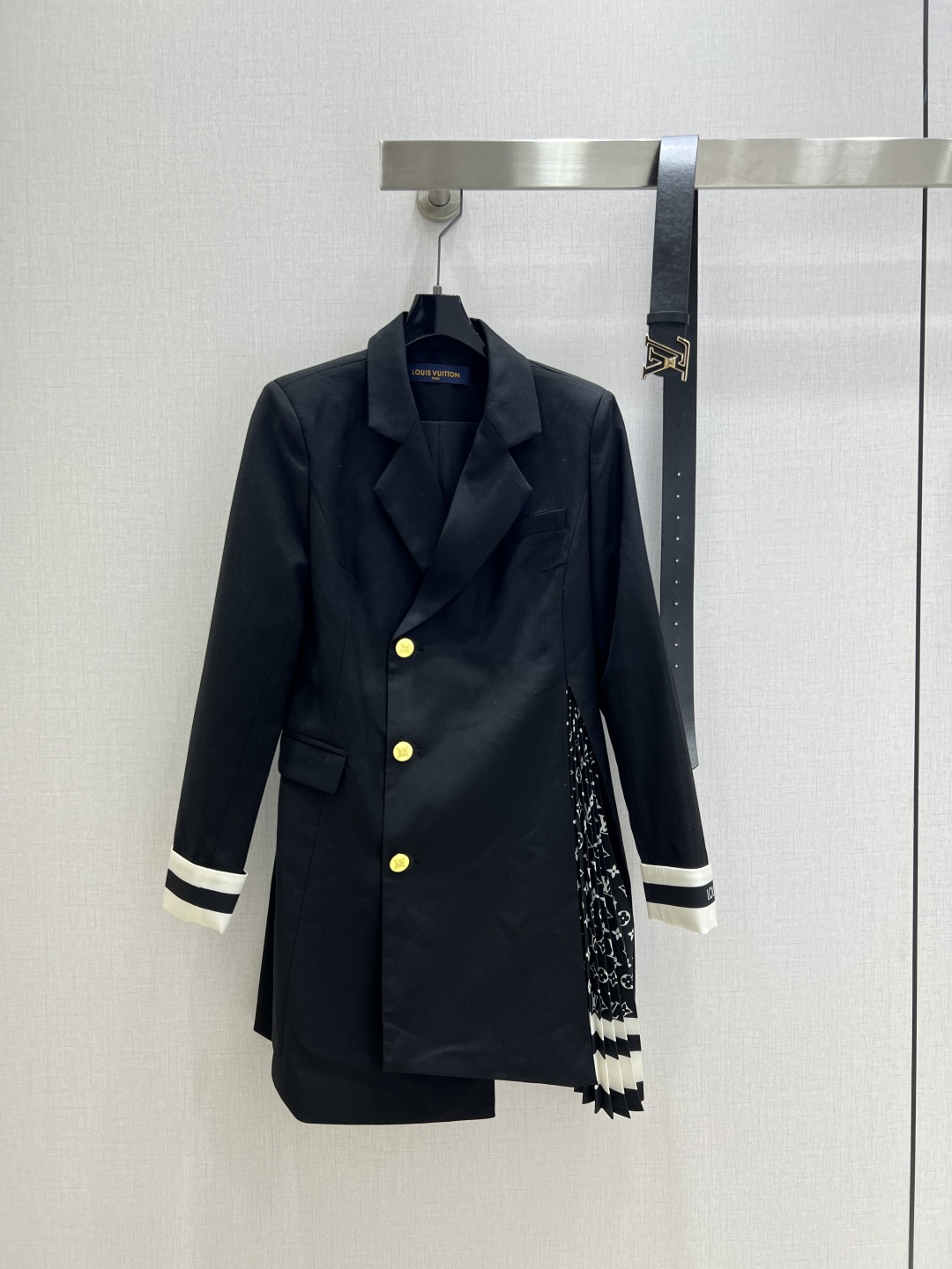 NO:534824,Highly recommended LV*2025 early autumn new style, belt spliced ​​press-pleated suit dress, irregular design, fashionable and low-key, temperament, luxury and high-end!  The style is versatile and not picky, original customized technology fabric, workmanship quality depends on the details. White, rich and beautiful must be included, one color, SML code, high-quality ABC,, louis vuitton, skirts, business suit, alexander wang19860909强烈推荐 LV*2025早秋新款 腰带拼接压褶西装连衣裙 不规则设计 时髦低调 气质又奢华高级！版型百搭不挑人,原版定制科技面料 做工品质看细节.白富美必入 一个色 SML码 高品质ABC,,louis vuitton,skirts,business suit,alexander wang,Women's clothing