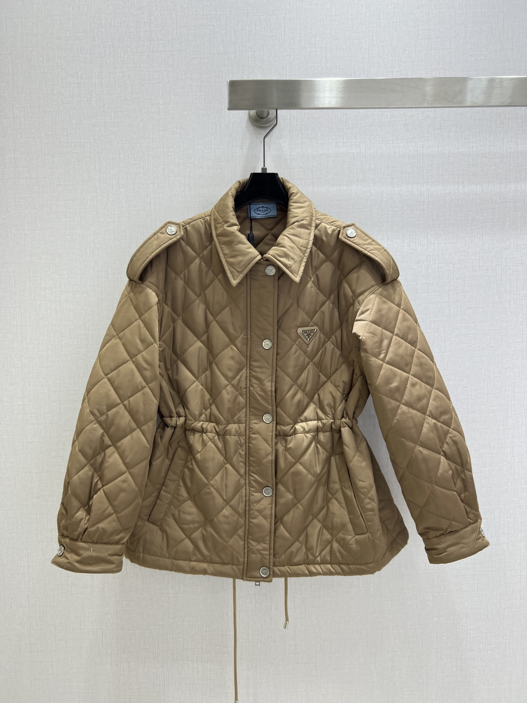 NO:534787,Highly recommended PRA* 2025 early autumn new diamond cotton jacket jacket This short jacket has a soft silhouette, drawstring design highlights the waistline, reinterpreting classic details with contemporary techniques. Quilted recycled nylon material is versatile and decorated with a triangular metal logo with an enamel-coated triangle. Two colors SML code High-quality ABC, prada, jackets & coats, jackets & coats, alexander wang19860909强烈推荐 PRA*2025早秋新款 菱格棉服夹克外套 这款短夹克廓形柔美,抽绳设计突出腰线,以当代手法重新诠释经典细节.绗缝再生尼龙材质风格百搭,饰有涂珐琅三角形金属徽标.两个色 SML码 高品质ABC,,prada,jackets & coats,jackets & coats,alexander wang,Women's clothing