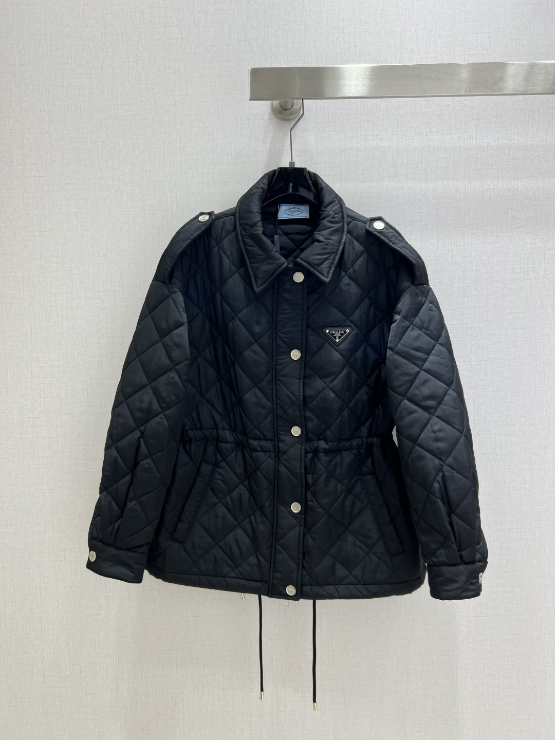 NO:534795,Highly recommended PRA* 2025 early autumn new diamond cotton jacket jacket This short jacket has a soft silhouette, drawstring design highlights the waistline, reinterpreting classic details with contemporary techniques. Quilted recycled nylon material is versatile and decorated with a triangular metal logo with an enamel-coated triangle. Two colors SML code High-quality ABC, prada, jackets & coats, jackets & coats, alexander wang19860909强烈推荐 PRA*2025早秋新款 菱格棉服夹克外套 这款短夹克廓形柔美,抽绳设计突出腰线,以当代手法重新诠释经典细节.绗缝再生尼龙材质风格百搭,饰有涂珐琅三角形金属徽标.两个色 SML码 高品质ABC,,prada,jackets & coats,jackets & coats,alexander wang,Women's clothing