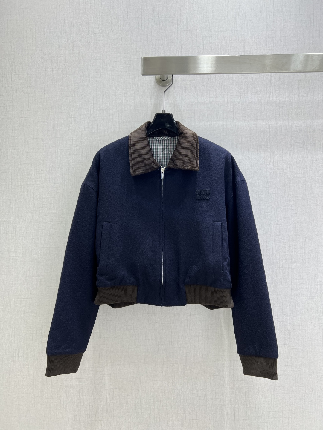 NO:535899,Highly recommended MIU*2025 early autumn new style zipper lapel jacket This short lapel jacket, zipper different from market printing brand logo, elastic waist tight style, lapels are spliced ​​with corduroy fabric different from clothes to create a layered sense. One color SML code High quality ABC,,miumiu, jackets & coats, jackets & coats, alexander wang19860909强烈推荐 MIU*2025早秋新款 拉链翻领夹克外套 此款短款翻领夹克外套,拉链区别市场款印品牌logo,松紧腰束腰款式,翻领采用跟衣服不一样的灯芯绒面料拼接形成层次感.一个色 SML码 高品质ABC,,miumiu,jackets & coats,jackets & coats,alexander wang,Women's clothing