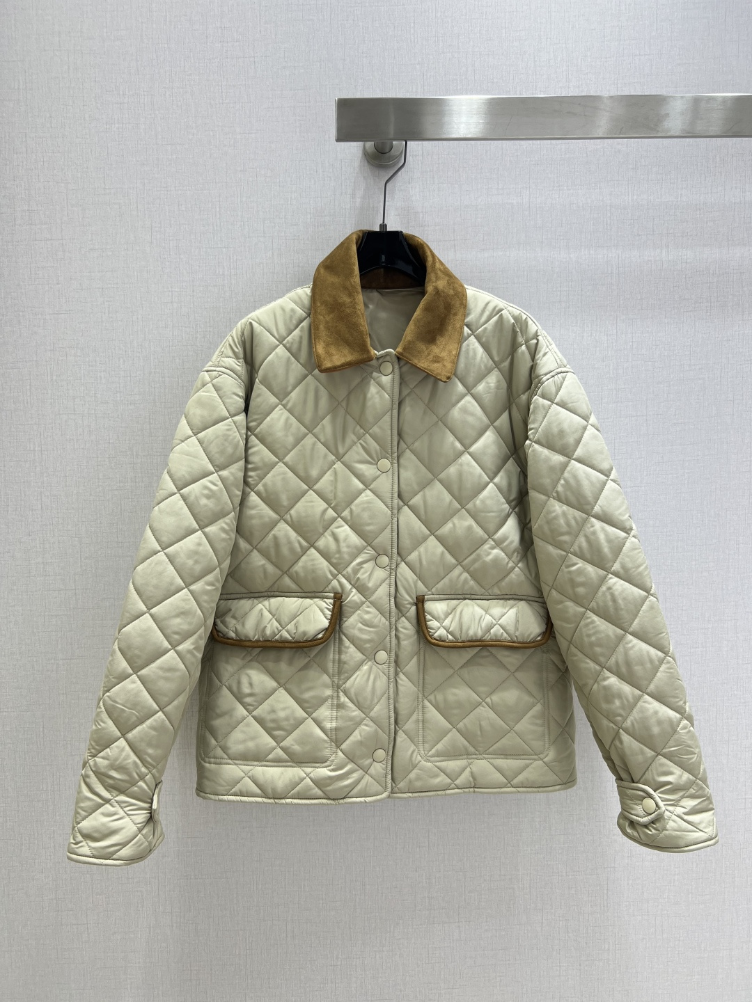 NO:535893,Highly recommended MIU* 2025 early autumn new style diamond lapel concealed buckle jacket Reinterpretation of classic quilted down jacket, this loose jacket stands out with light texture and soft Oversize fits with soft tones and suede details!  One color SML code High quality ABC, miumiu, versace, jackets & coats, jackets & coats, down jacket, chamois leather, alexander wang19860909强烈推荐 MIU*2025早秋新款 菱格翻领暗扣外套 经典绗缝羽绒夹克的重新诠释,这款宽松夹克以轻盈质感和柔软的Oversize版型脱颖而出,与柔和色调和麂皮细节相得益彰！一个色 SML码 高品质ABC,,miumiu,versace,jackets & coats,jackets & coats,down jacket,chamois leather,alexander wang,Women's clothing