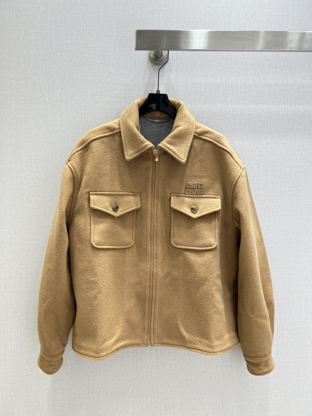 NO:535860,Highly recommended MIU* 2025 early autumn new style Pocket Zipper Lapel Jacket This camel-haired jacket shows the men's elements and subtly suggests a loose fit. The exquisite fabric combines with knitting to reinterpret the classic style with a modern attitude and iconic details One color SML code High quality ABC, miumiu, jackets & coats, jackets & coats, alexander wang19860909强烈推荐 MIU*2025早秋新款 口袋拉链翻领外套 这款驼毛夹克展现男装元素,并微妙地暗示了宽松版型.精致面料与针织结合,以现代态度和标志性细节重新诠释经典风格 一个色 SML码 高品质ABC,,miumiu,jackets & coats,jackets & coats,alexander wang,Women's clothing