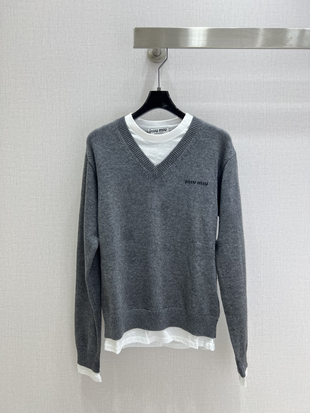 NO:535871,Highly recommended MIU*2025 early autumn new style knitted fake two-piece V-neck sweater Miu style logo and contrasting fake two-piece gathered in a clothing. The cuffs, neckline and tail spliced ​​pure cotton T-shirt fabric highlights layered, personalized interpretation, interprets layered from a modern perspective, creating a playful look and freedom. One color SML code High-quality ABC, miumiu, sweaters, tees, t-shirt, alexander wang19860909强烈推荐 MIU*2025早秋新款 针织假两件V领毛衣 Miu风格标志和撞色假两件汇聚于一件服装中,袖口,领口,衣尾拼接纯棉T恤面料凸出层次感,个性化的诠释,从现代视角诠释层次感,打造俏皮造型和自由.一个色 SML码 高品质ABC,,miumiu,sweaters,tees，t-shirt,alexander wang,Women's clothing