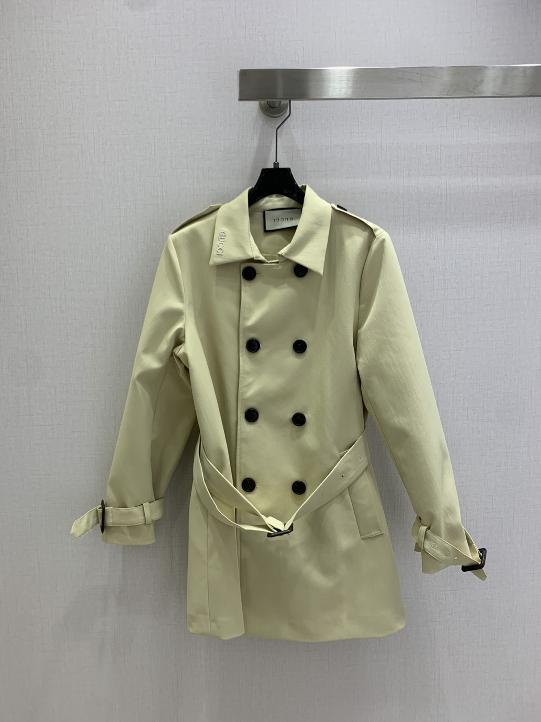 NO:535768,Highly recommended GUC*2025 early autumn new style, lapel belt windbreaker jacket, British style, classic design, exquisite and capable and decent upper body, easy to match!  The customized imported fabric is quite crisp and stylish, full of high-end feel. It is full of texture and fashionable. It is recommended to buy it!  Workmanship quality depends on details Two colors SML code High-quality AB, gucci, jackets & coats, alexander wang19860909强烈推荐 GUC*2025早秋新款 翻领腰带风衣外套 英伦风气质 经典款设计 上身精致又干练得体,搭配起来随心应手！定制的进口面料挺括有型 满满的高级感.质感十足,时尚潮流 ,推荐入手！ 做工品质看细节 两个色 SML码 高品质AB,,gucci,jackets & coats,alexander wang,Women's clothing