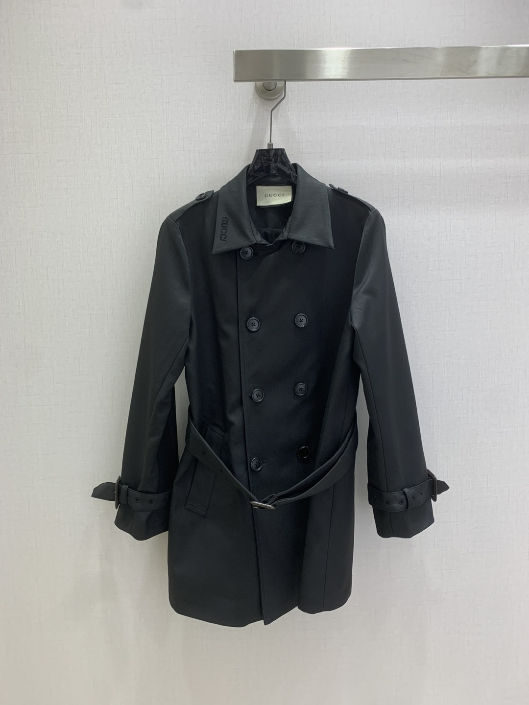 NO:535780,Highly recommended GUC*2025 early autumn new style, lapel belt windbreaker jacket, British style, classic design, exquisite and capable and decent upper body, easy to match!  The customized imported fabric is quite crisp and stylish, full of high-end feel. It is full of texture and fashionable. It is recommended to buy it!  Workmanship quality depends on details Two colors SML code High-quality ABC, gucci, jackets & coats, alexander wang19860909强烈推荐 GUC*2025早秋新款 翻领腰带风衣外套 英伦风气质 经典款设计 上身精致又干练得体,搭配起来随心应手！定制的进口面料挺括有型 满满的高级感.质感十足,时尚潮流 ,推荐入手！ 做工品质看细节 两个色 SML码 高品质ABC,,gucci,jackets & coats,alexander wang,Women's clothing