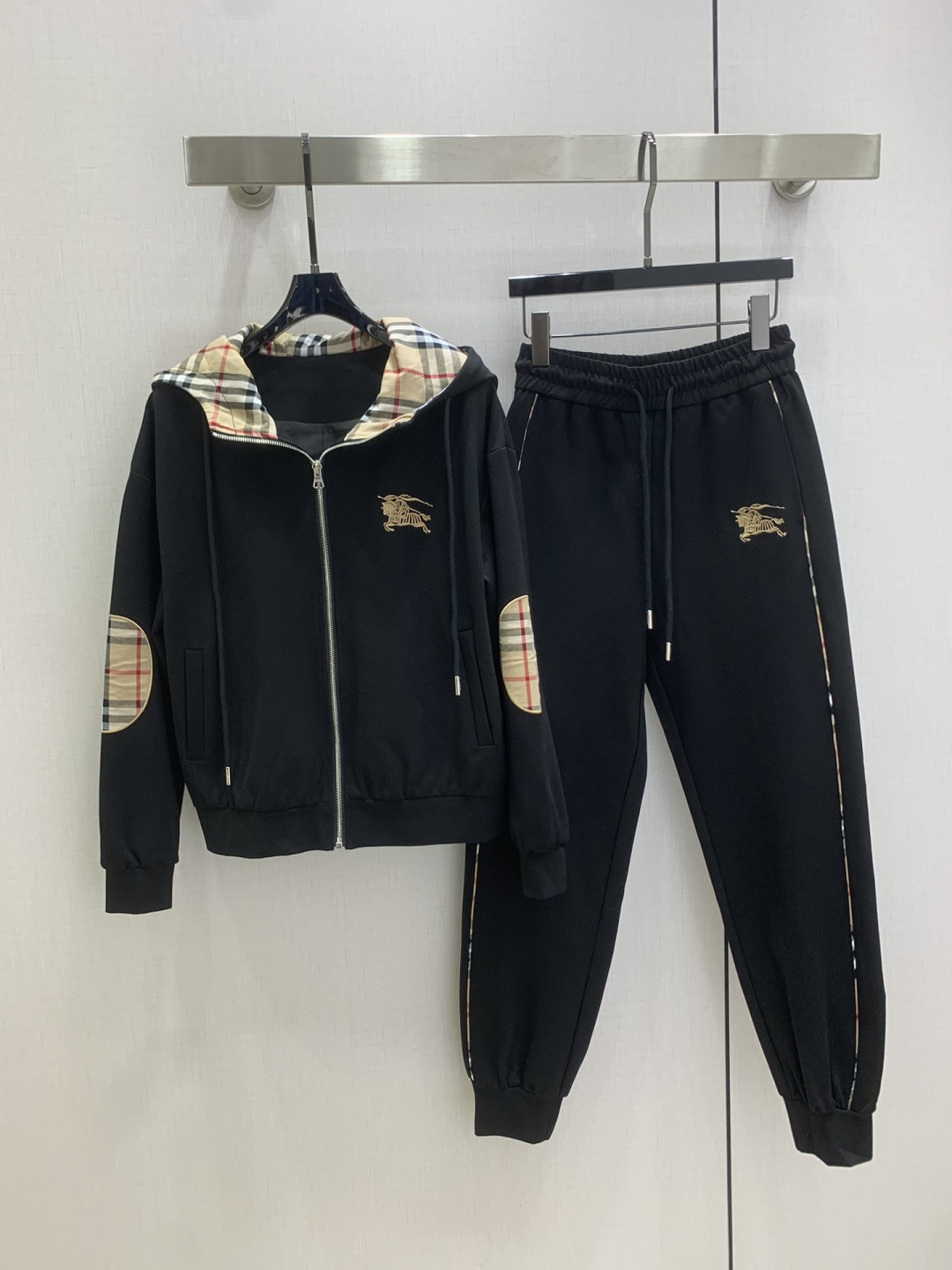 NO:536661,Highly recommended BUR*2025 early autumn new style, contrasting hooded trousers suit, casual casual hooded jacket, rendering a calm and high-end feeling, the overall tailoring is loose and moderate, and the sloping shoulders can be worn to create a casual lazy feeling, cool and cool. One color SML code, high-quality ABC,,burberry, jackets & coats,hats,alexander wang19860909强烈推荐 BUR*2025早秋新款 撞色连帽拼接长裤套装 随性休闲的连帽外套 渲染出不动声色的高级感 整体剪裁宽松适度 溜肩都能穿出随性的慵懒感又酷又飒 一个色 SML码 高品质ABC,,burberry,jackets & coats,hats,alexander wang,Women's clothing