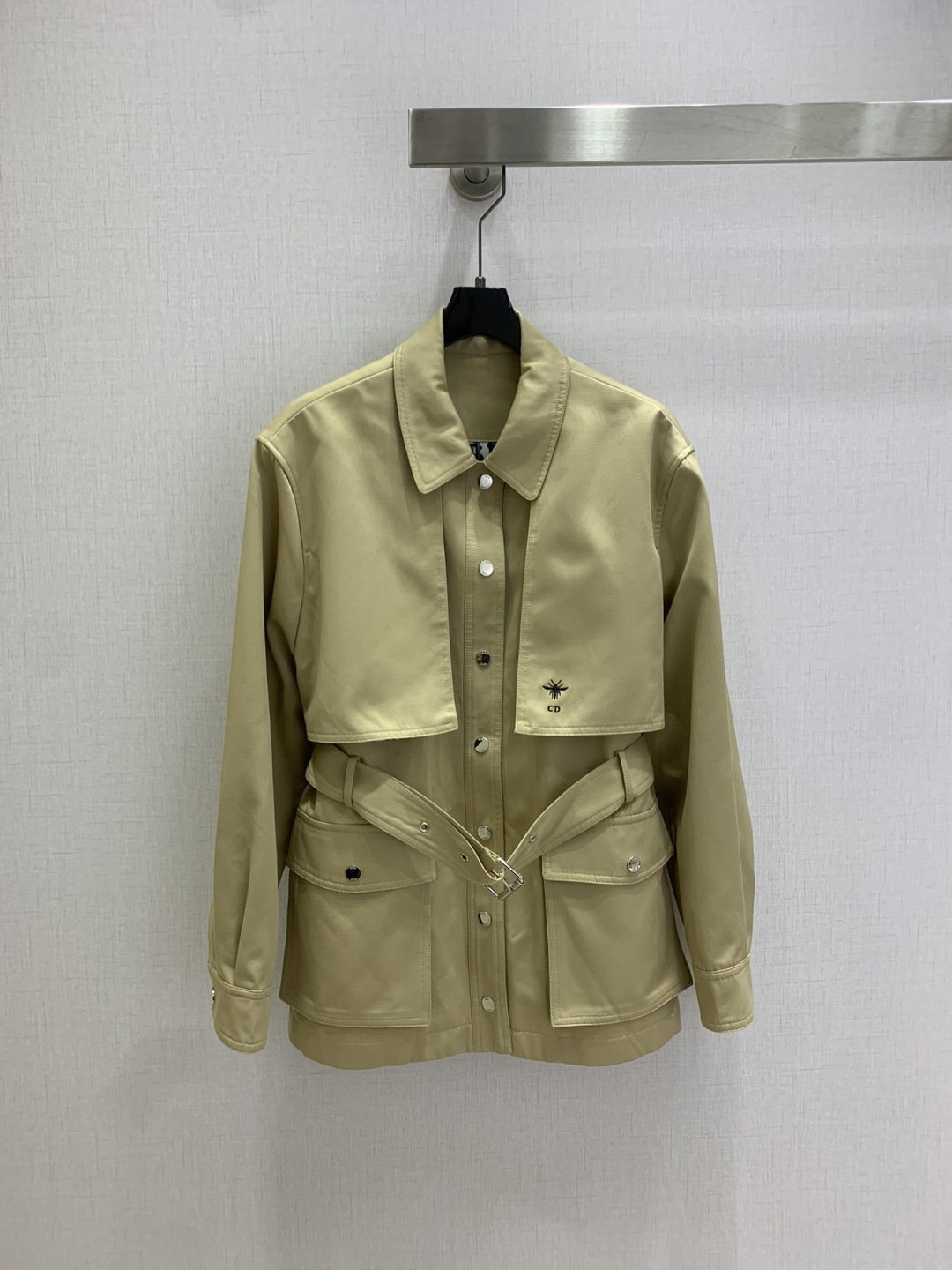 NO:536674,Highly recommended DIO*2025 early autumn new style, lapel belt windbreaker jacket, British style, classic design, exquisite and capable and decent upper body, easy to match!  The customized imported fabric is quite crisp and stylish, full of high-end feel. It is full of texture and fashionable. It is recommended to buy it!  Workmanship quality depends on details Two colors SML code High-quality ABC,,dior,jackets & coats,alexander wang19860909强烈推荐 DIO*2025早秋新款 翻领腰带风衣外套 英伦风气质 经典款设计 上身精致又干练得体,搭配起来随心应手！定制的进口面料挺括有型 满满的高级感.质感十足,时尚潮流 ,推荐入手！ 做工品质看细节 两个色 SML码 高品质ABC,,dior,jackets & coats,alexander wang,Women's clothing