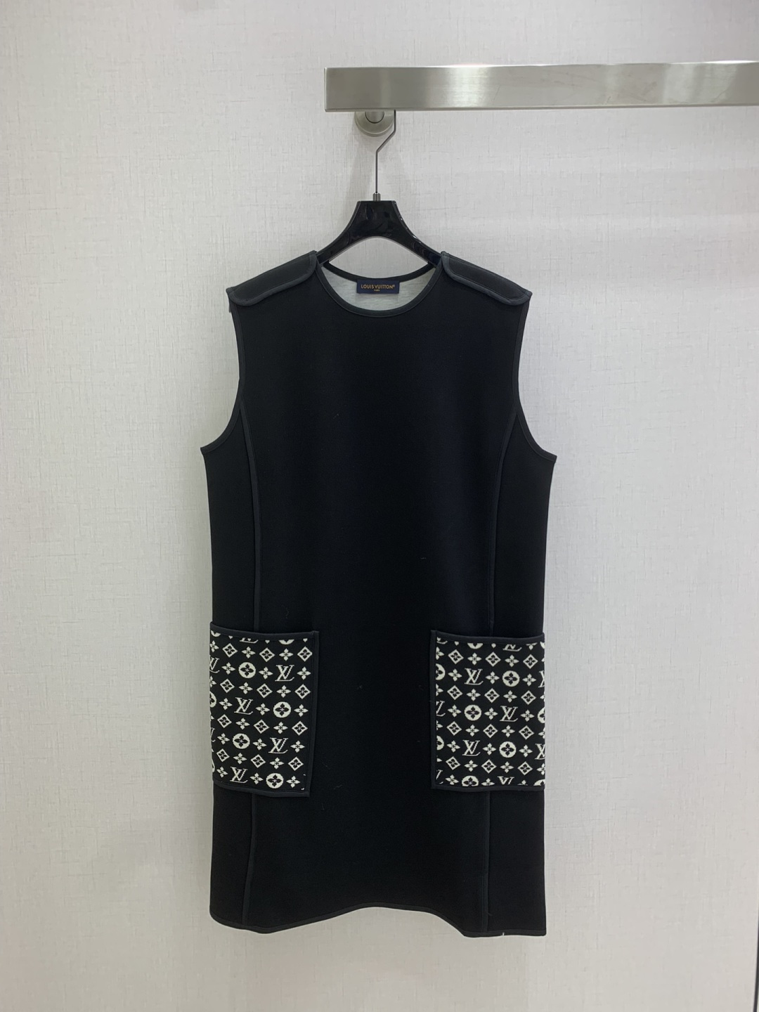 NO:535810,Highly recommended LV*2025 early autumn new style, cuffless pocket printed dress, classic and stylish, with its own aura, the fabric texture is very stylish, fashionable and high-end, the color is super positive, the upper body looks white and slim, the series with a cool and handsome feeling, the upper body is full of aura, the length is just right, easy to control, two colors, SML code, high-quality ABC,,louis vuitton, skirts,alexander wang19860909强烈推荐 LV*2025早秋新款 无袖口袋印花连衣裙 经典又有型 自带气场 面料质感很奈斯 时髦又高级 颜色超级正 上身显白又显瘦 自带酷帅感的系列 走路都带风上身气场全开 长度恰到好处 轻松驾驭 两个色 SML码 高品质ABC,,louis vuitton,skirts,alexander wang,Women's clothing