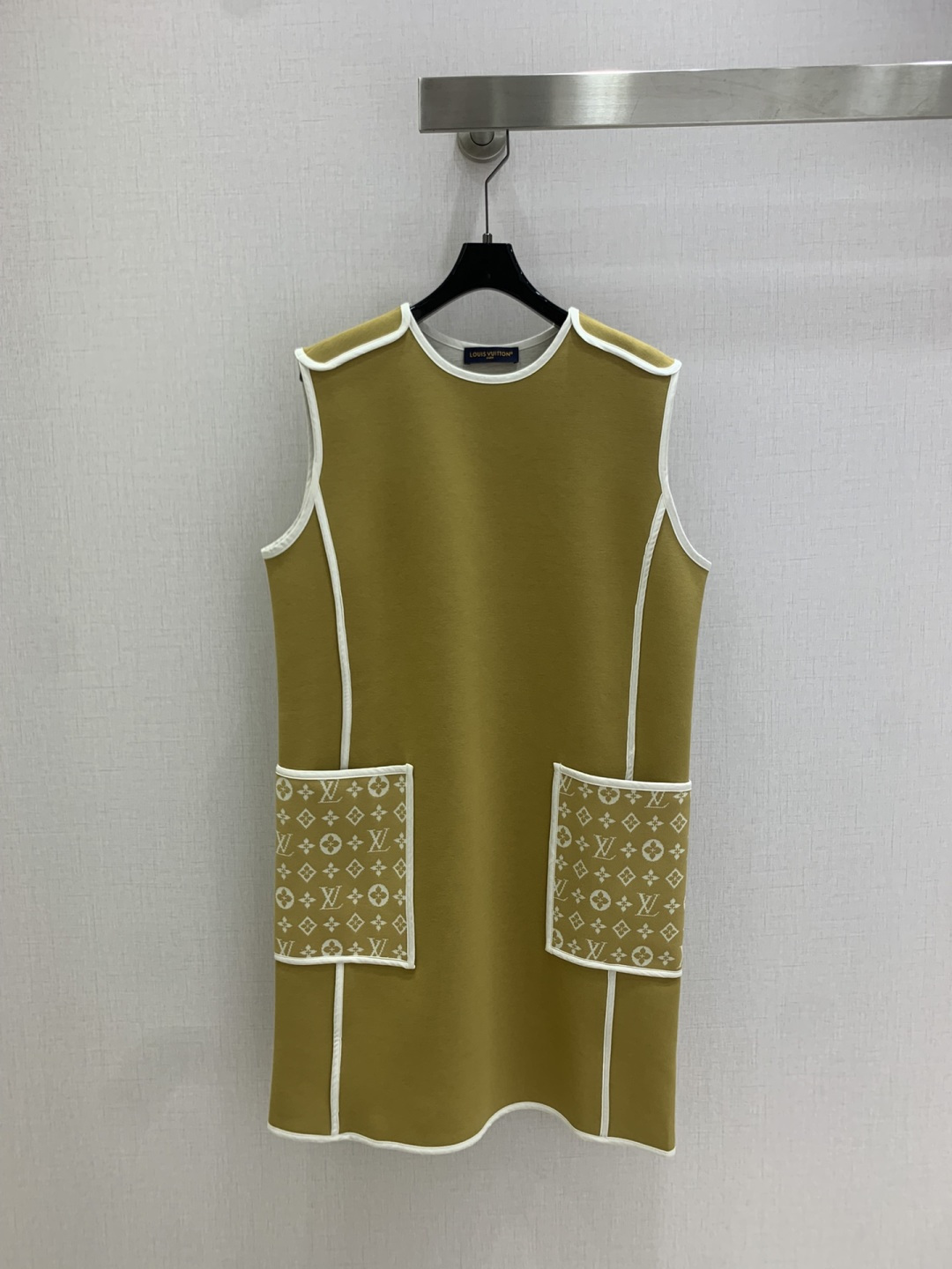 NO:535818,Highly recommended LV*2025 early autumn new style, cuffless pocket printed dress, classic and stylish, with its own aura, the fabric texture is very stylish, fashionable and high-end, the color is super positive, the upper body looks white and slim, the series with a cool and handsome feeling, the upper body is full of aura, the length is just right, easy to control, two colors, SML code, high-quality ABC,,louis vuitton, skirts,alexander wang19860909强烈推荐 LV*2025早秋新款 无袖口袋印花连衣裙 经典又有型 自带气场 面料质感很奈斯 时髦又高级 颜色超级正 上身显白又显瘦 自带酷帅感的系列 走路都带风上身气场全开 长度恰到好处 轻松驾驭 两个色 SML码 高品质ABC,,louis vuitton,skirts,alexander wang,Women's clothing