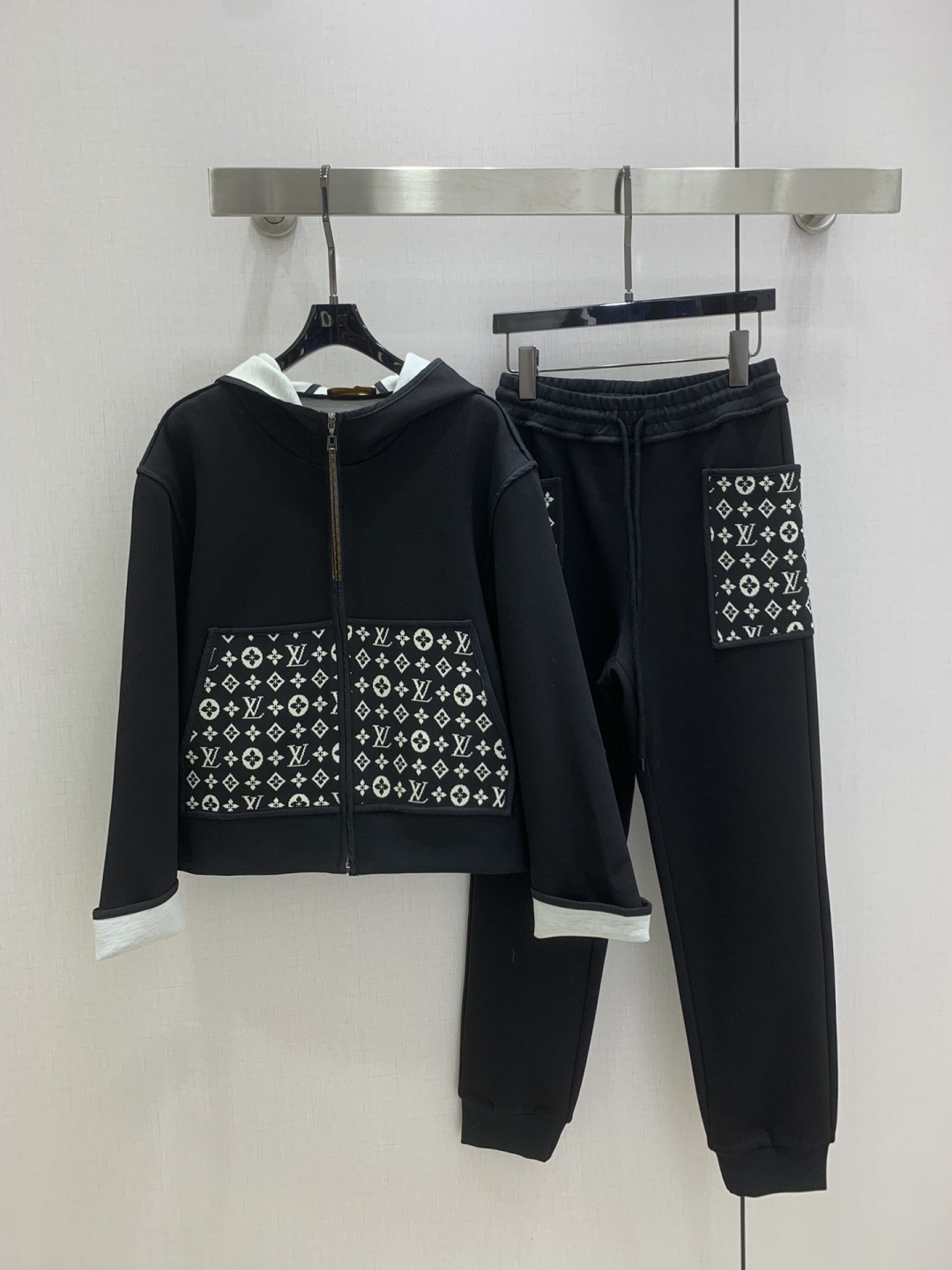 NO:535826,a Highly recommended LV*2025 early autumn new style, hooded pocket trousers suit, classic and stylish, with its own aura, the fabric texture is very stylish, fashionable and high-end, the color is super positive, the upper body looks white and slim, the series with a cool and handsome feeling, the upper body is full of aura, the length is just right, easy to control, two colors, SML code, high-quality ABC,,louis vuitton,hats,alexander wang19860909a强烈推荐 LV*2025早秋新款 连帽口袋束脚长裤套装 经典又有型 自带气场 面料质感很奈斯 时髦又高级 颜色超级正 上身显白又显瘦 自带酷帅感的系列 走路都带风上身气场全开 长度恰到好处 轻松驾驭 两个色 SML码 高品质ABC,,louis vuitton,hats,alexander wang,Women's clothing