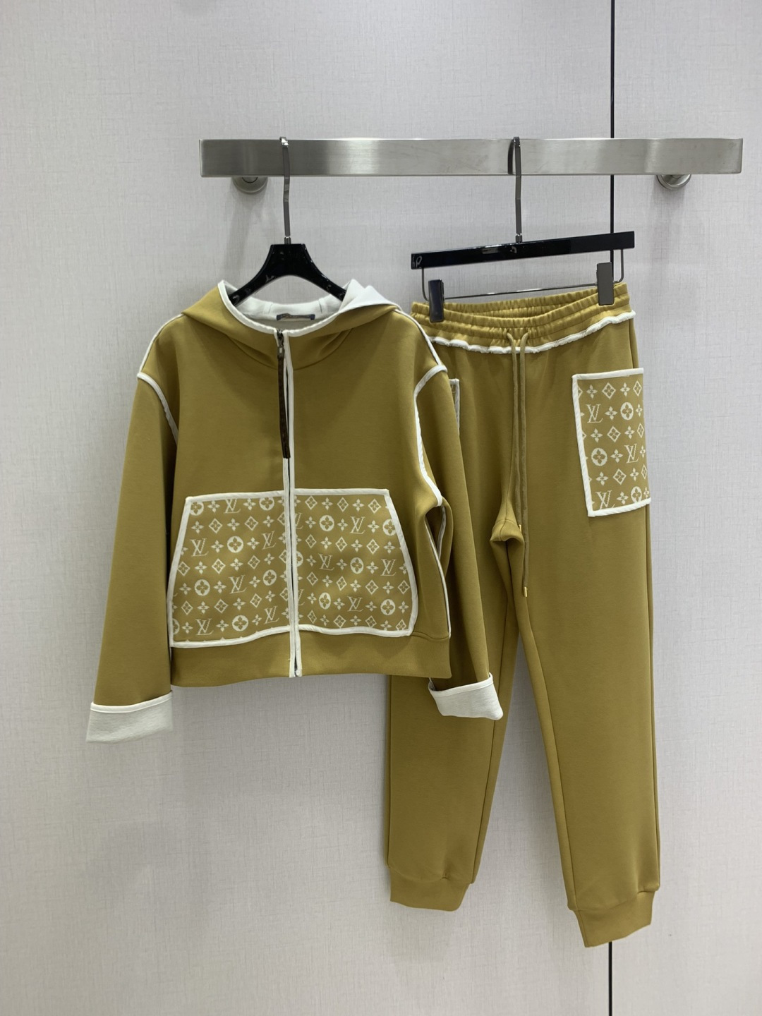 NO:535835,Highly recommended LV*2025 early autumn new style, hooded pocket trousers suit, classic and stylish, with its own aura, the fabric texture is very fashionable and high-end, the color is super positive, the upper body looks white and slim, the series with a cool and handsome feeling, the upper body is full of aura, the length is just right, easy to control, two colors, SML code, high-quality ABC,,louis vuitton,hats,alexander wang19860909强烈推荐 LV*2025早秋新款 连帽口袋束脚长裤套装 经典又有型 自带气场 面料质感很奈斯 时髦又高级 颜色超级正 上身显白又显瘦 自带酷帅感的系列 走路都带风上身气场全开 长度恰到好处 轻松驾驭 两个色 SML码 高品质ABC,,louis vuitton,hats,alexander wang,Women's clothing