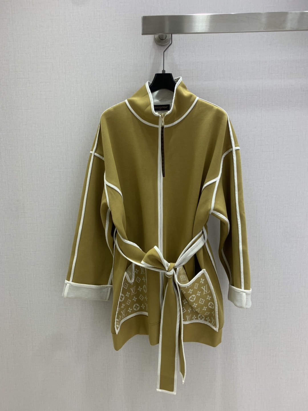 NO:535843,Highly recommended LV*2025 early autumn new model, pocket printed belt long-sleeved jacket, classic and stylish, with its own aura, the fabric texture is very stylish, fashionable and high-end, the color is super positive, the upper body looks white and slim, the series with a cool and handsome feeling, the upper body is full of aura, the length is just right, easy to control, two colors, SML code, high-quality ABC,,louis vuitton,jackets & coats,alexander wang19860909强烈推荐 LV*2025早秋新款 口袋印花腰带长袖外套 经典又有型 自带气场 面料质感很奈斯 时髦又高级 颜色超级正 上身显白又显瘦 自带酷帅感的系列 走路都带风上身气场全开 长度恰到好处 轻松驾驭 两个色 SML码 高品质ABC,,louis vuitton,jackets & coats,alexander wang,Women's clothing