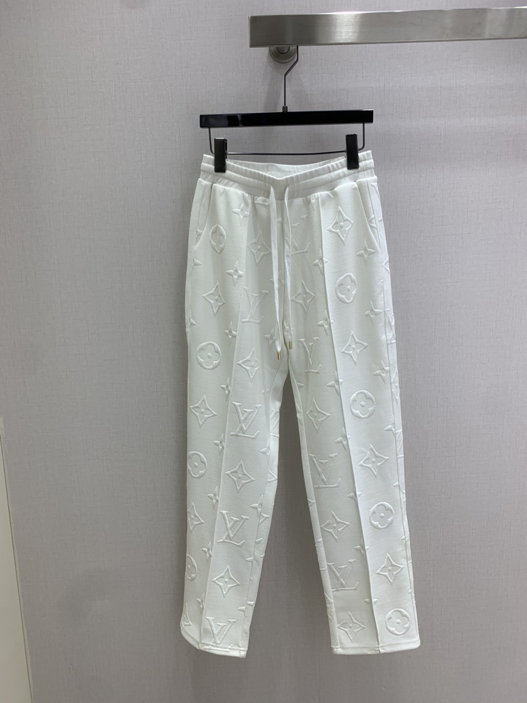 NO:535848,Highly recommended LV*2025 early autumn new style embossed drawstring straight trousers, AKAKA sassy style, three-dimensional logo design, daily commuting wear is very OK, the sense of layering is richer, and the small details are too much more important. It is not a problem to accommodate all kinds of figures. SML code, high-quality ABC,,louis vuitton,alexander wang19860909强烈推荐 LV*2025早秋新款 压花抽绳直筒长裤 可A可飒的风格,立体logo设计 日常通勤穿什么的都是很OK的,层次感更加丰富,满满小细节太加分了.包容各种身材都不在话下两个色 SML码 高品质ABC,,louis vuitton,alexander wang,Women's clothing