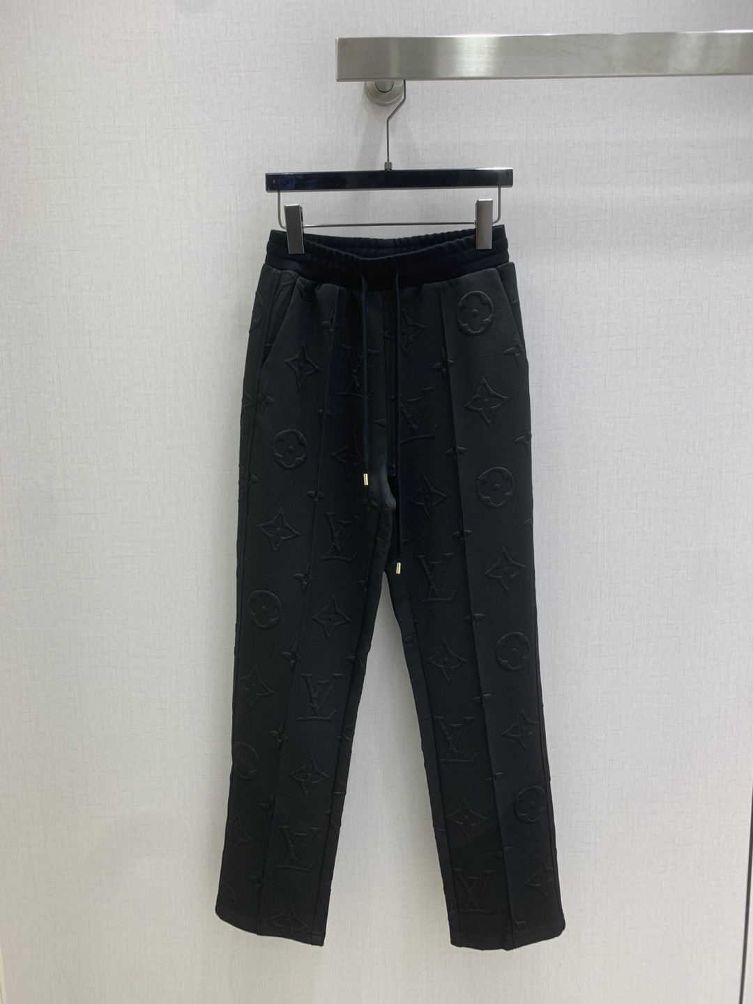 NO:535819,Highly recommended LV*2025 early autumn new style embossed drawstring straight trousers, AKAKA sassy style, three-dimensional logo design, daily commuting wear is very OK, the sense of layering is richer, and the small details are too much more important. It is not a problem to accommodate all kinds of figures. SML code, high-quality ABC,,louis vuitton,alexander wang19860909强烈推荐 LV*2025早秋新款 压花抽绳直筒长裤 可A可飒的风格,立体logo设计 日常通勤穿什么的都是很OK的,层次感更加丰富,满满小细节太加分了.包容各种身材都不在话下两个色 SML码 高品质ABC,,louis vuitton,alexander wang,Women's clothing