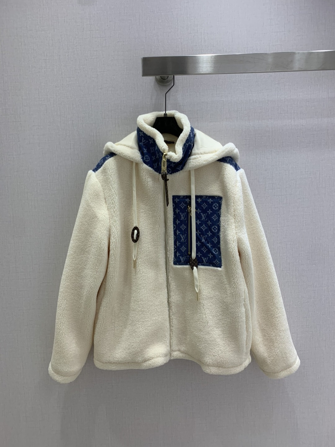 NO:535846,Highly recommended LV*2025 early autumn new style hooded leather card jacket, fashionable, low-key, temperament, luxury and high-end!  The style is versatile and not picky. Customized technological fabrics depend on the quality of workmanship. It is a must-have for white, rich and beautiful people!  One color SML code high quality ABC, louis vuitton, jackets & coats,hats,alexander wang19860909强烈推荐 LV*2025早秋新款 连帽皮牌外套 时髦低调气质又奢华高级！版型百搭不挑人,定制科技面料 做工品质看细节.白富美必入！一个色 SML码 高品质ABC,,louis vuitton,jackets & coats,hats,alexander wang,Women's clothing