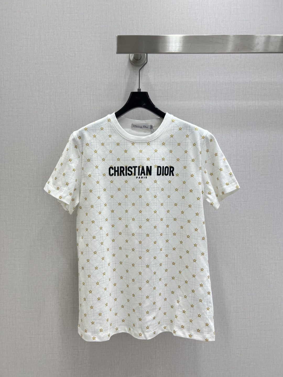 NO:536660,Highly recommended DIO*2025 early autumn new style Tengram five-pointed star short-sleeved T-shirt custom YB mercerated cotton material, breathable and comfortable, full texture, regular short-sleeved T-shirt cutting, highlighting the brand style, made of gram-weight pure cotton, full of drape. The whole garment is restored to the dotted T-shirt five-pointed star color scheme, the chest uses printing technology and contrasting colors to outline the brand letter logo pattern, strengthen the brand identity, fashionable and high-end feeling, create a personal style, fashionable and relaxed, and the inner wear is brilliant and fashionable. Customized surface accessories One color SML code High-quality ABC,,dior,T-shirt,tees,t-shirt,alexander wang19860909强烈推荐 DIO*2025早秋新款 腾格纹五角星短袖T恤 定制YB丝光全棉材质,透气舒适,质感十足,常规短袖T恤裁剪,凸显品牌格调,采用克重纯棉制成,垂坠感十足.呈现显瘦视觉效果,整件成衣还原出虚线腾格纹五角星配色,胸前利用印花工艺和撞色勾勒出品牌字母徽标图案,加强品牌标识度,时尚高级感立现,打造个性风格,时髦松弛,单穿内搭都出彩时髦.定制面辅料 一个色 SML码 高品质ABC,,dior,T-shirt,tees，t-shirt,alexander wang,Women's clothing