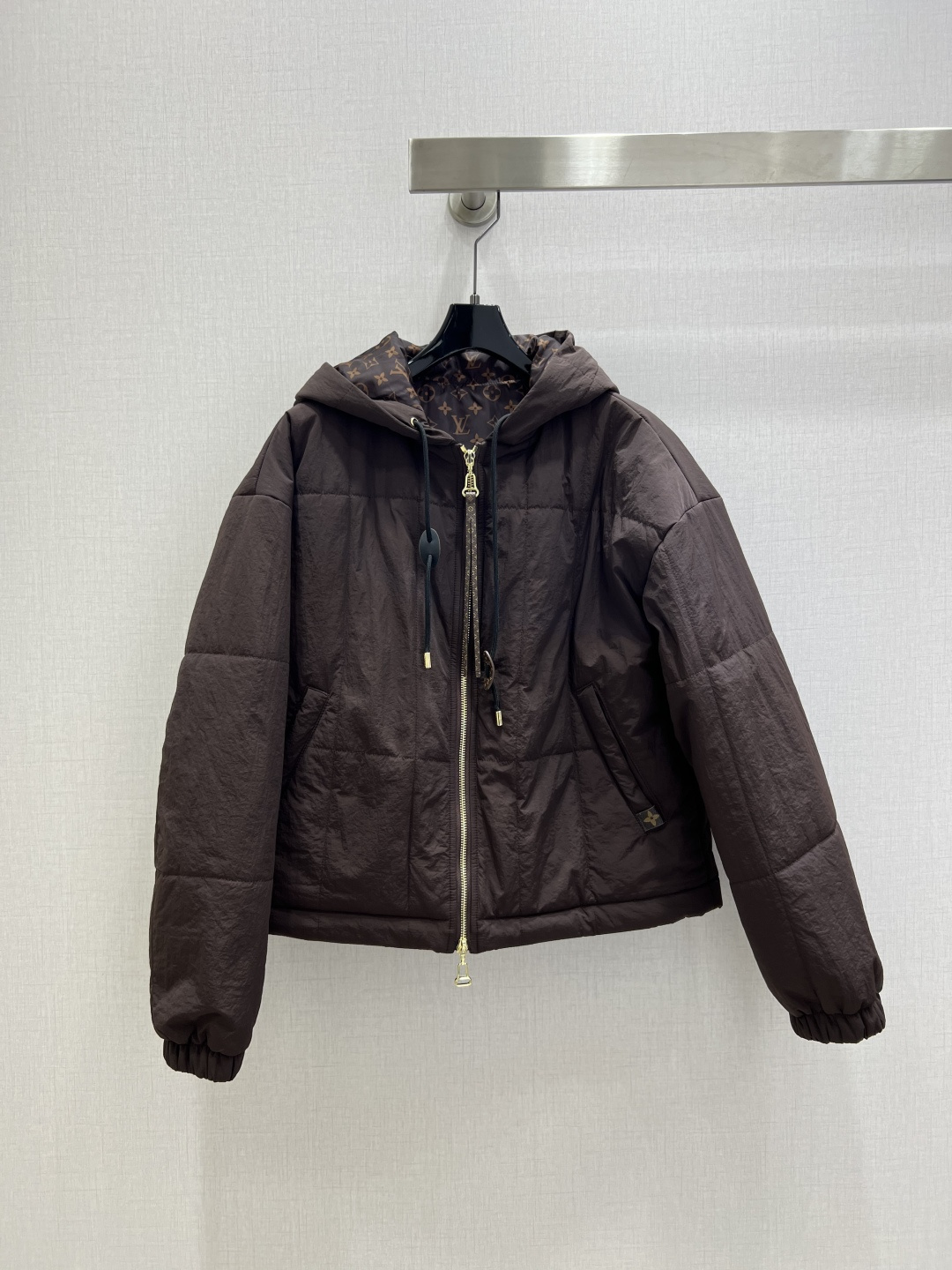 NO:536647,Highly recommended LV* 2025 early autumn new style, cotton hooded jacket, high-end product, fashion must be included. This outfit has a particularly powerful function. It can create a high-slim upper body effect, with a handsome and casual temperament in the American high street!  Highly recommended to keep the product. The imported fabric has a great texture!  Workmanship quality depends on details. Large products have been released. Two colors. SMLXL code. High-quality ABC,,louis vuitton,jackets & coats,hats,alexander wang.19860909强烈推荐 LV*2025早秋新款 夹棉连帽外套 高定出品 时髦精必入 这穿搭的功能特别强大 随意打造显高显瘦的上身效果,美式高街帅气随性气质！强烈推荐自留款 进口面料质感超赞！做工品质看细节 大货已出 两个色 SMLXL码 高品质ABC,,louis vuitton,jackets & coats,hats,alexander wang,Women's clothing