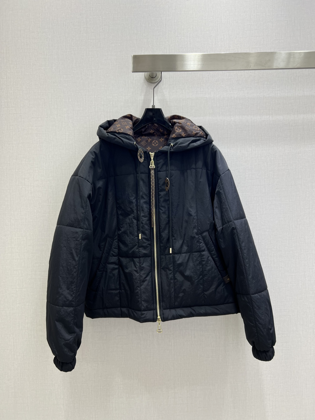 NO:536655,Highly recommended LV* 2025 early autumn new style, cotton hooded jacket, high-end product, fashion must be included. This outfit has a particularly powerful function. It can create a high-slim upper body effect, with a handsome and casual temperament in the American high street!  Highly recommended to keep the product. The imported fabric has a great texture!  Workmanship quality depends on details. Large products have been released. Two colors. SMLXL code. High-quality ABC,,louis vuitton,jackets & coats,hats,alexander wang.19860909强烈推荐 LV*2025早秋新款 夹棉连帽外套 高定出品 时髦精必入 这穿搭的功能特别强大 随意打造显高显瘦的上身效果,美式高街帅气随性气质！强烈推荐自留款 进口面料质感超赞！做工品质看细节 大货已出 两个色 SMLXL码 高品质ABC,,louis vuitton,jackets & coats,hats,alexander wang,Women's clothing