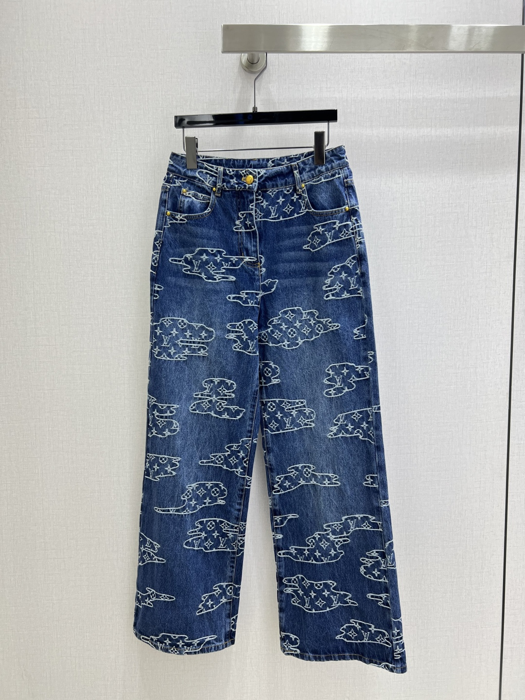 NO:536592,Highly recommended LV* 2025 early autumn new style printed denim straight trousers high-end products~ Super fashionable new denim jeans. The fermented wash is unique to the top and cool and cool. It uses customized high-quality twill cotton-washed denim fabric, with delicate texture and natural cotton feel, which has both bone-skinned and softness. The fermented wash is not picky about the classic color, which is super beautiful!  The details are super good, new products are unboxed and bought in stock. One color SML code. High-quality ABC, louis vuitton, alexander wang19860909强烈推荐 LV*2025早秋新款 印花牛仔直筒长裤 高版出品~超时髦新款丹宁牛仔 酵洗个性色调上身又酷又飒爽 采用定制高品质斜纹棉质水洗牛仔面料,纹理细腻,棉感自然,既有筋骨感又不失柔软,酵洗色不挑人的经典色,超级漂亮！细节做工超级好,新品现货开箱开抢 一个色 SML码 高品质ABC,,louis vuitton,alexander wang,Women's clothing