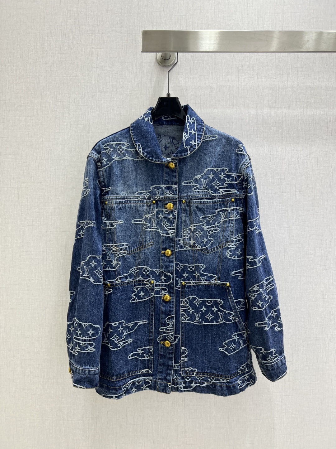 NO:536598,Highly recommended LV* 2025 early autumn new style printed denim long-sleeved shirt high-end ~ super fashionable new denim jeans. Fermented wash personalized tone, cool and cool. Customized high-quality twill cotton-washed denim fabric, with delicate texture and natural cotton feel, with both bone-skinned and soft, and the fermented wash color is not picky about people, super beautiful!  The details are super good, new products are unboxed and bought in stock. One color SML code. High-quality ABC, louis vuitton,shirts,alexander wang19860909强烈推荐 LV*2025早秋新款 印花牛仔长袖衬衫 高版出品~超时髦新款丹宁牛仔 酵洗个性色调上身又酷又飒爽 采用定制高品质斜纹棉质水洗牛仔面料,纹理细腻,棉感自然,既有筋骨感又不失柔软,酵洗色不挑人的经典色,超级漂亮！细节做工超级好,新品现货开箱开抢 一个色 SML码 高品质ABC,,louis vuitton,shirts,alexander wang,Women's clothing