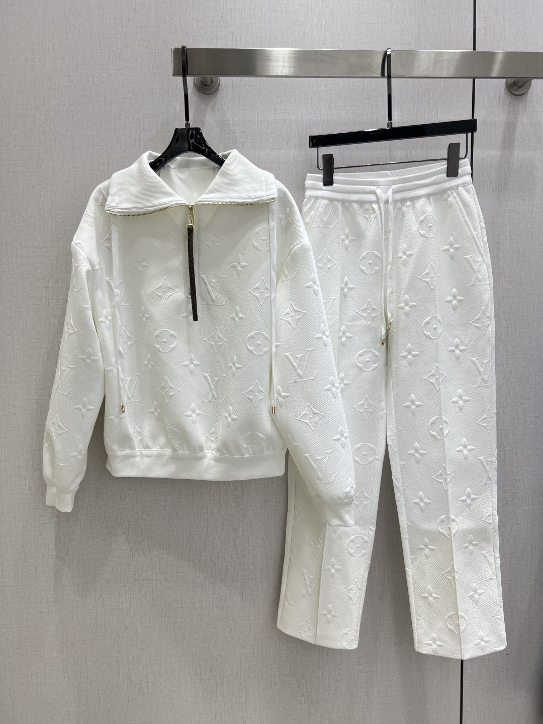 NO:536617,Highly recommended LV*2025 early autumn new style, semi-zipper embossed long sleeve top embossed drawstring straight trousers, separate batches, no reason to reject it. Ke A Ke Sa style, three-dimensional logo design, daily commuting, everything is OK, not picky about occasions. The sense of layering is richer, and the small details are too important. It is not a question of tolerance for all kinds of figures. SMLXL code, high-quality top,, louis vuitton, alexander wang19860909强烈推荐 LV*2025早秋新款 半拉链压花长袖上衣压花抽绳直筒长裤 分开批 没有理由可以拒绝它.可A可飒的风格,立体logo设计 日常通勤穿什么的都是很OK的,不挑场合的.层次感更加丰富,满满小细节太加分了.包容各种身材都不在话下一个色 SMLXL码 高品质上衣,,louis vuitton,alexander wang,Women's clothing