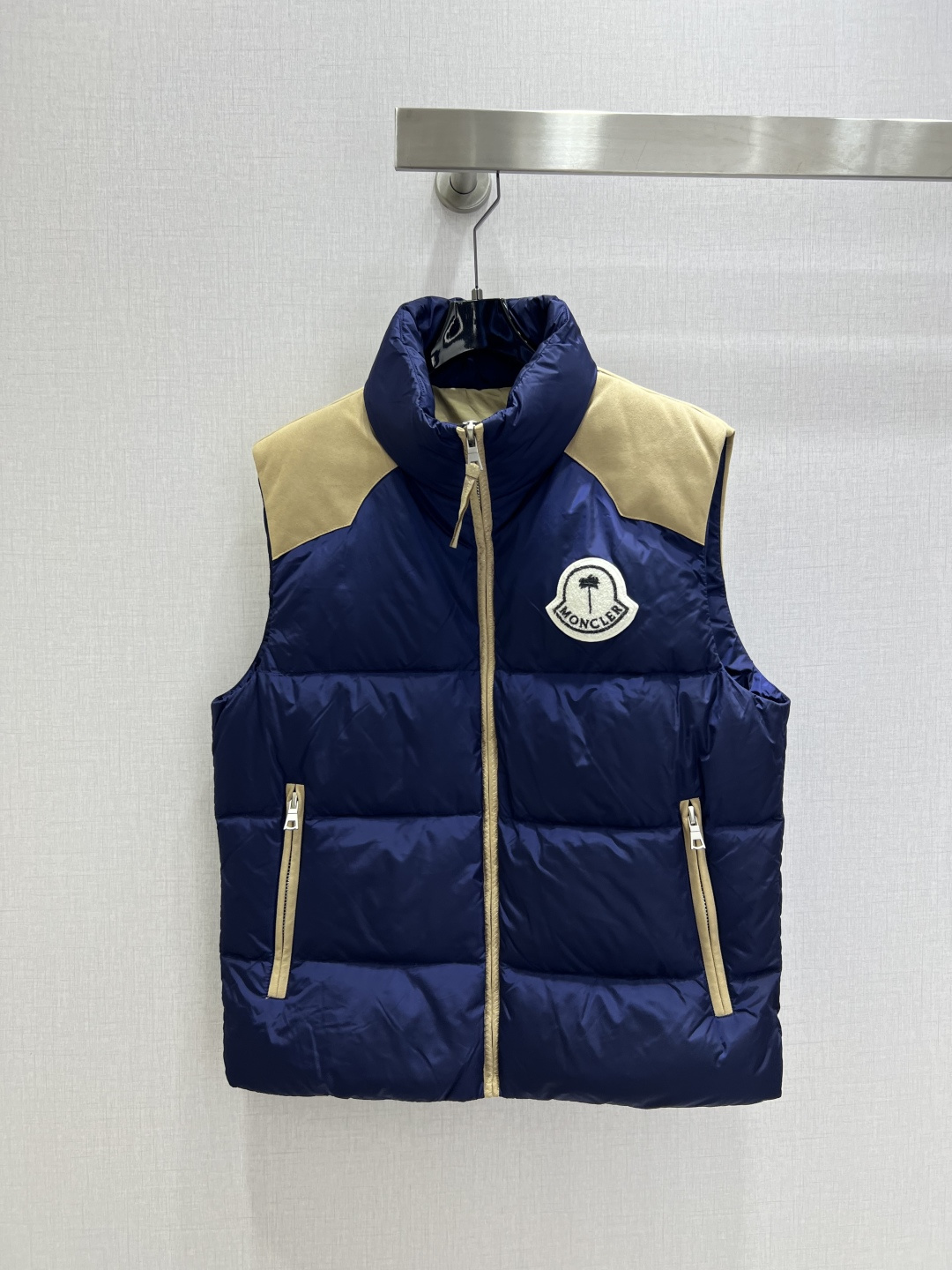 NO:536637,Highly recommended with dust bags MON*2025 early autumn new vest down jacket for men and women [90 down 10 feathers] Low-key and high-end classic style, positioning and three-dimensional tailoring, a rare model!  Super warm, soft and delicate, thick, warm and stylish, essential for winter!  Two colors 48 50 52 54 56 codes High quality ABC,,jackets & coats,down jacket,alexander wang19860909配防尘袋强烈推荐 MON*2025早秋新款 马甲羽绒外套 男女同款【90羽绒 10羽毛】 低调又高级 经典造型 定位立体剪裁 不可多得的一款！ 超保暖 柔软细腻 厚实保暖超有型 冬季必备款！两个色 48 50 52 54 56码 高品质ABC,,jackets & coats,down jacket,alexander wang,Women's clothing