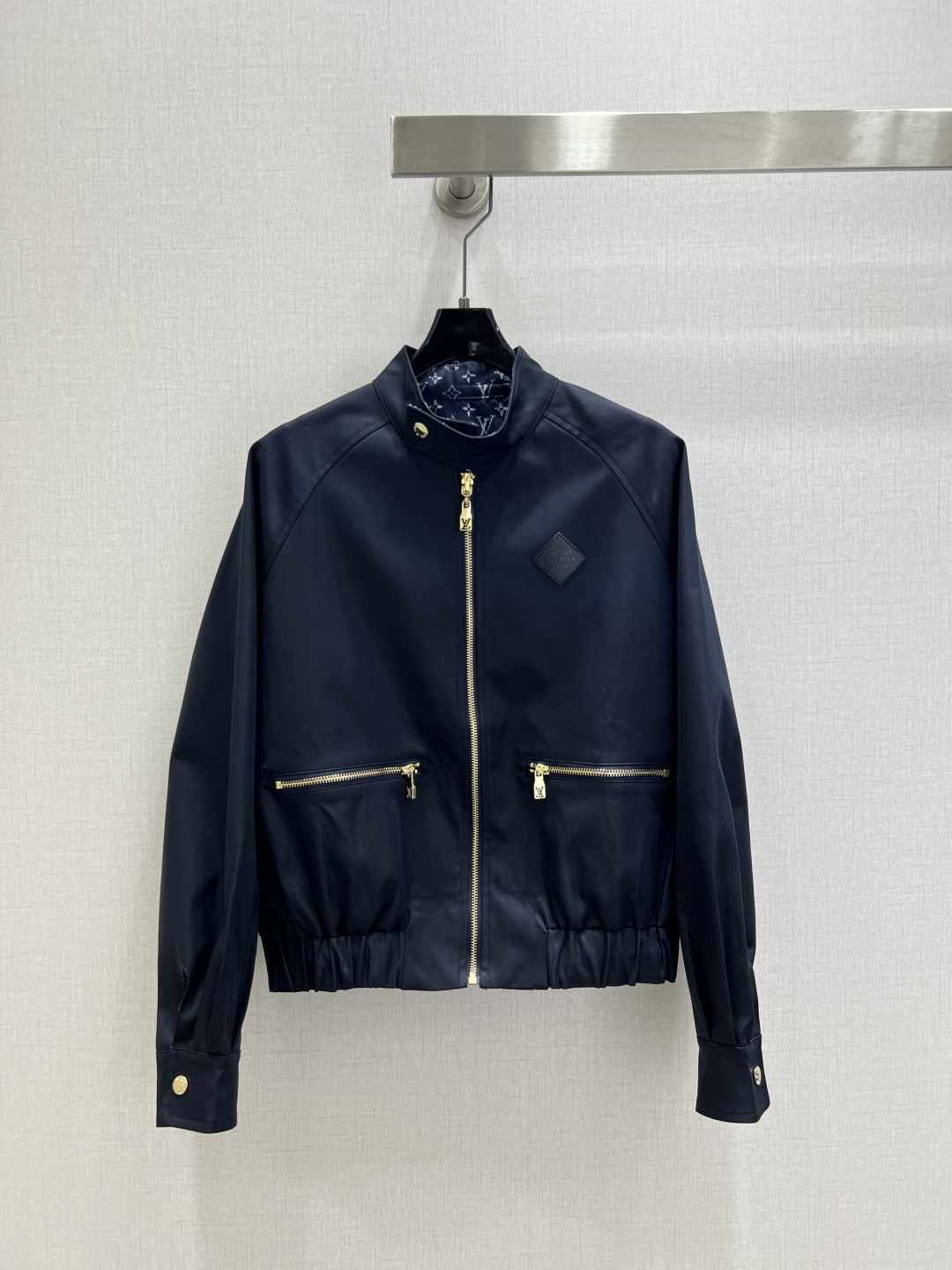 NO:536641,Highly recommended LV* 2025 early autumn new model, pocket zipper double-sided jacket, double-sided wearable, orders immediately after delivery, special materials have a textured feel, every small detail pays great attention to the right sense of high-end, three-dimensional tailoring, making the upper body of the ready-to-wear more exquisite and fashionable, open mold custom decoration, the real thing is so great!  Detailed workmanship, one color SML code, high quality ABC, louis vuitton, jackets & coats, alexander wang19860909强烈推荐 LV*2025早秋新款 口袋拉链双面穿外套 双面可穿 出货即爆单 特殊材质有肌理感 每个小细节都非常注重 恰到好处的高级感 立体剪裁 让成衣上身更为精致洋气 开模定制装饰 实物太赞啦！做工精细看细节 一个色 SML码 高品质ABC,,louis vuitton,jackets & coats,alexander wang,Women's clothing