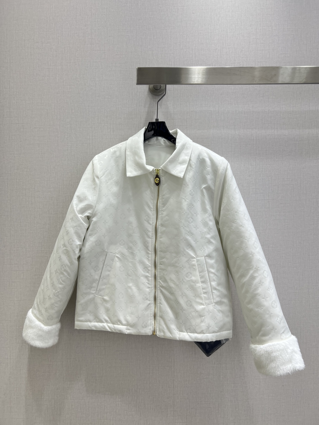 NO:536630,Highly recommended LV*2025 early autumn new model lapel print zipper jacket comfortable feel, inner cotton fits comfortably and stylish, can be integrated into every daily wear scene Two colors SML code High-quality ABC,,louis vuitton,jackets & coats,alexander wang19860909强烈推荐 LV*2025早秋新款 翻领印花拉链外套 手感舒适 内里夹棉 贴合舒适与时髦的双需求能融入每个日常的穿搭场景中 两个色 SML码 高品质ABC,,louis vuitton,jackets & coats,alexander wang,Women's clothing